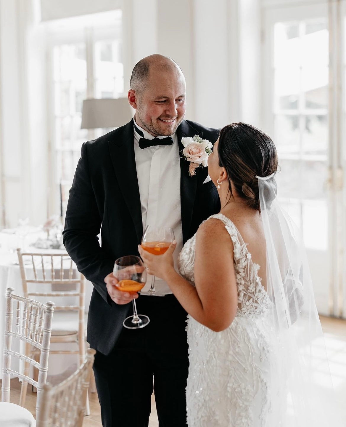 Xena - robe à coupe ajustée à dentelle perlée luxueuse et dos dénudé, avec boucles amovibles Xena - robe à coupe ajustée à dentelle perlée luxueuse et dos dénudé, avec boucles amovibles