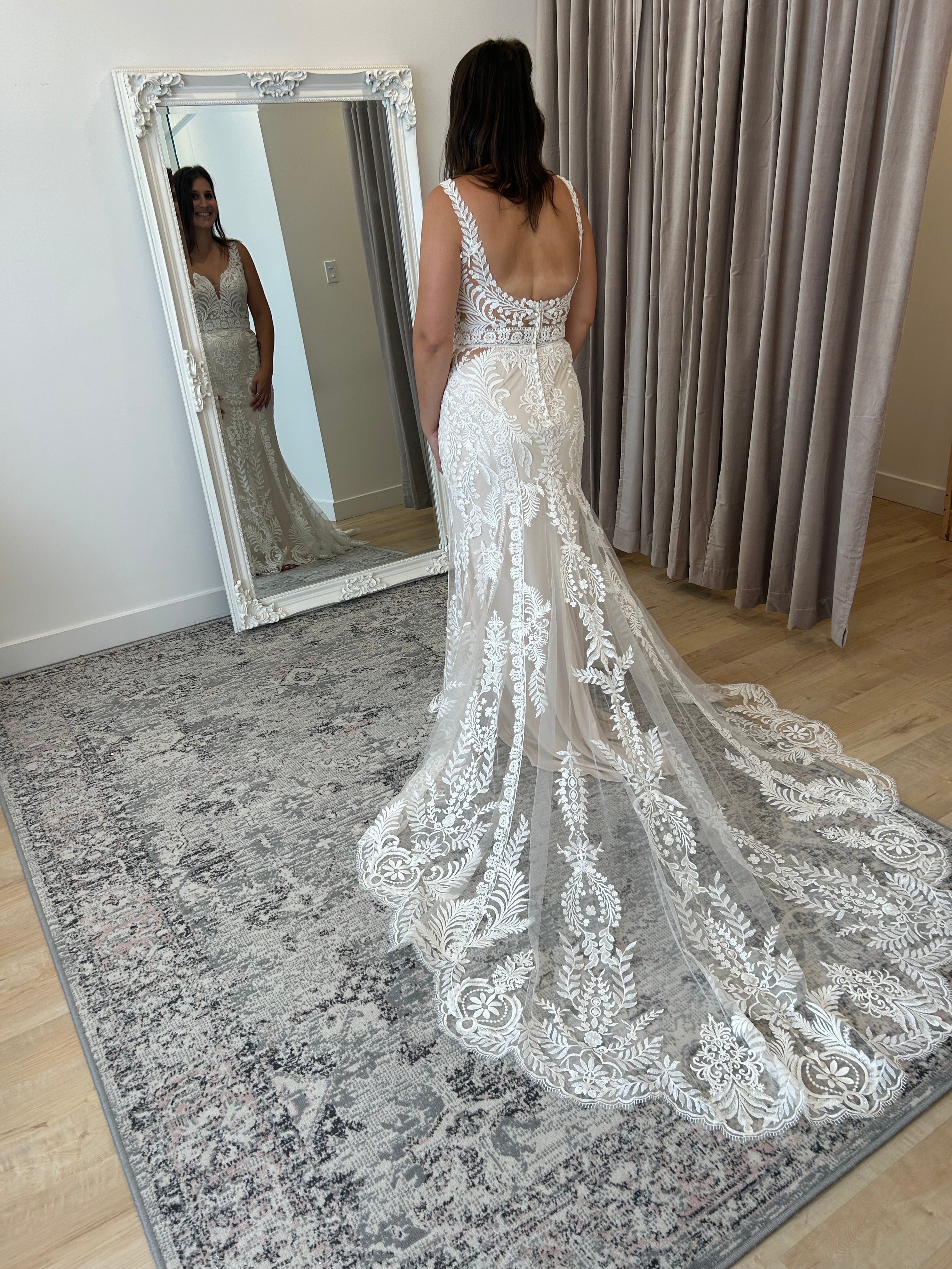 Tennicity - robe de mariée boho à dentelle perlée à motifs statement Tennicity - robe de mariée boho à dentelle perlée à motifs statement