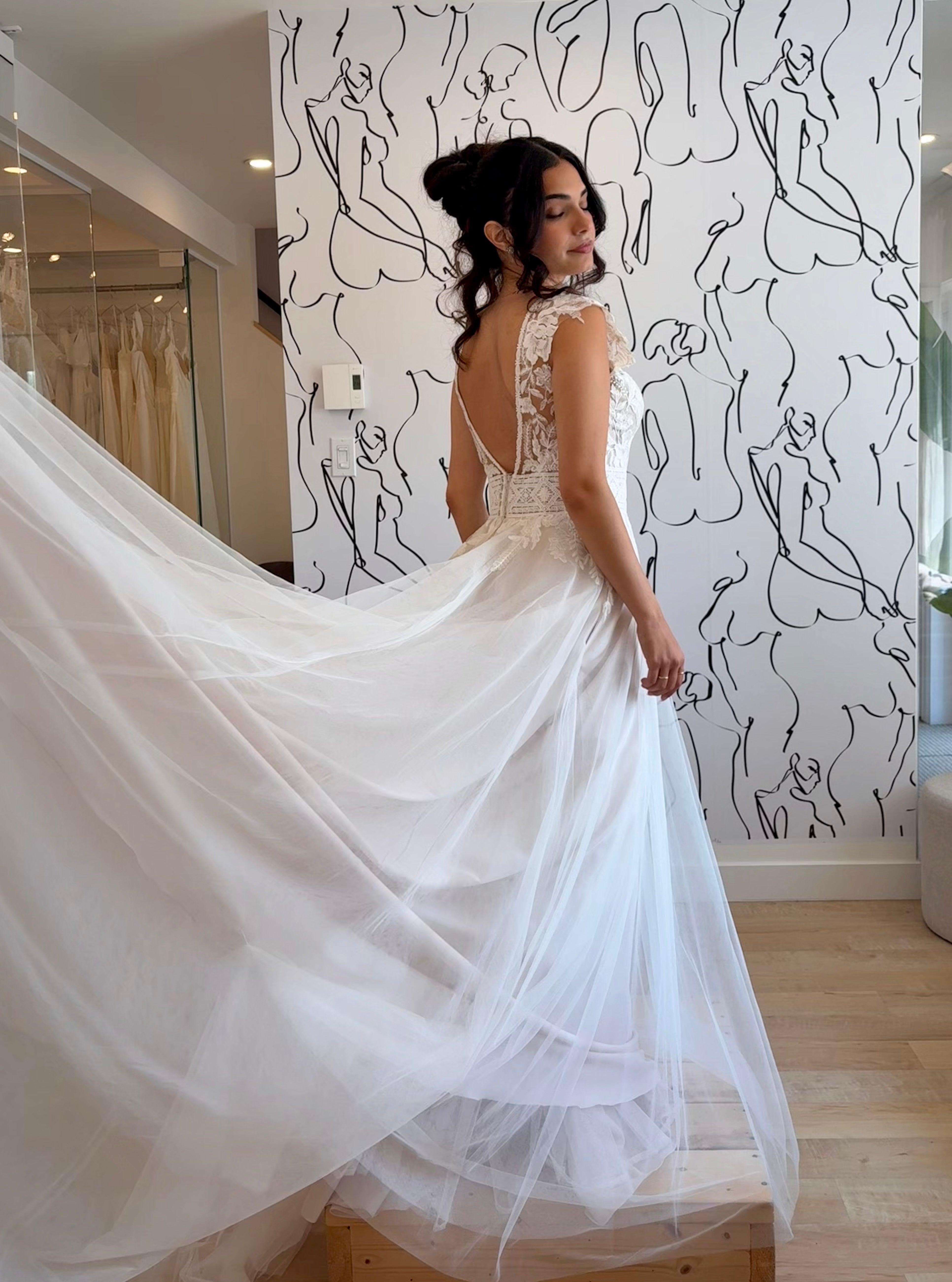 Mavi - robe de mariée boho ligne A avec dentelle florale unique et manches courtes vaporeuses Mavi - robe de mariée boho ligne A avec dentelle florale unique et manches courtes vaporeuses