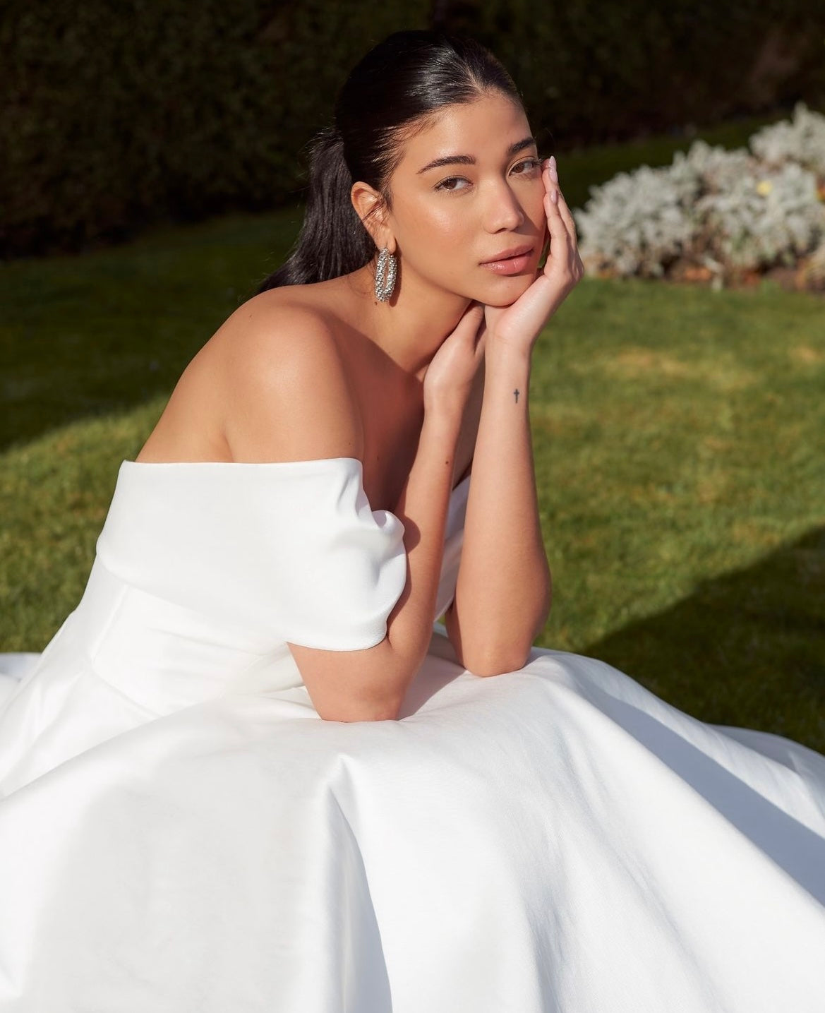 * EXCLUSIVITÉ * Bowton - robe de mariée moderne et classique à bustier off shoulders à boucle statement en tissus satiné avec jupe ample * EXCLUSIVITÉ * Bowton - robe de mariée moderne et classique à bustier off shoulders à boucle statement en tissus satiné avec jupe ample