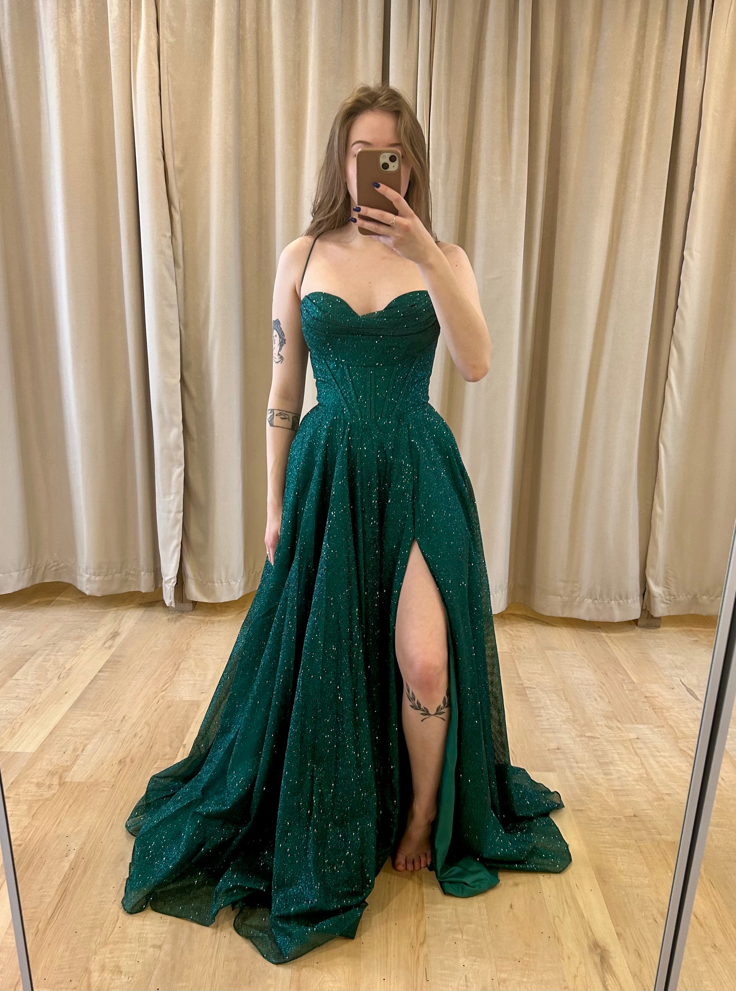 Emmetth - robe longue en tissus brillant à encolure droite de style corset et dos lacé Emmetth - robe longue en tissus brillant à encolure droite de style corset et dos lacé