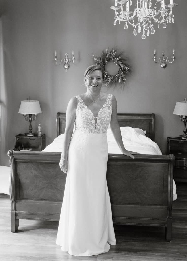 *EXCLUSIVITÉ* Adelina - robe de mariée minimaliste en crêpe extensible de coupe ajustée à haut brodé de dentelle *EXCLUSIVITÉ* Adelina - robe de mariée minimaliste en crêpe extensible de coupe ajustée à haut brodé de dentelle