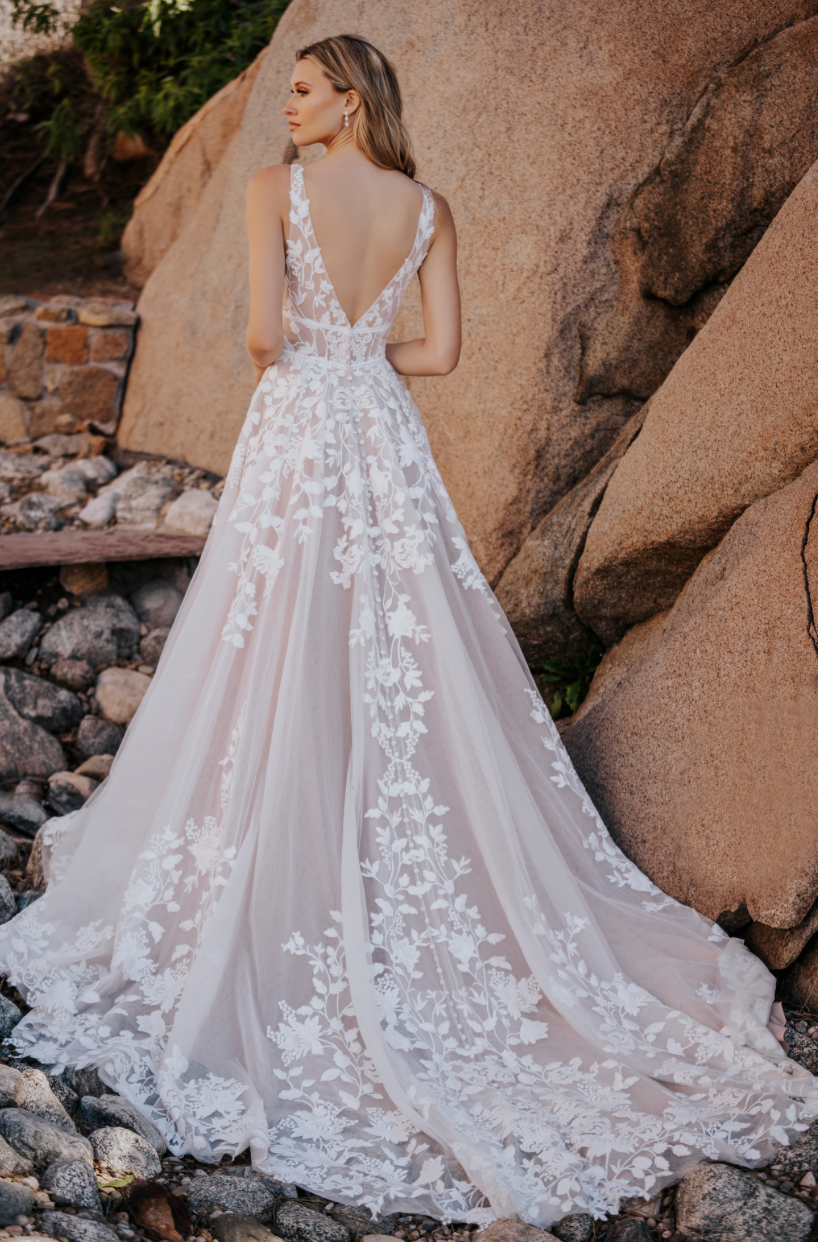 Atticus - robe de mariée haut de gamme en ligne A avec dentelle florale unique Atticus - robe de mariée haut de gamme en ligne A avec dentelle florale unique