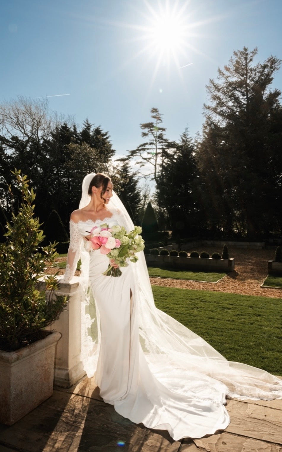 Elsabeth - robe de mariée haut de gamme ajustée en satin extensible avec détails de dentelle au buste et manches de style gants Elsabeth - robe de mariée haut de gamme ajustée en satin extensible avec détails de dentelle au buste et manches de style gants
