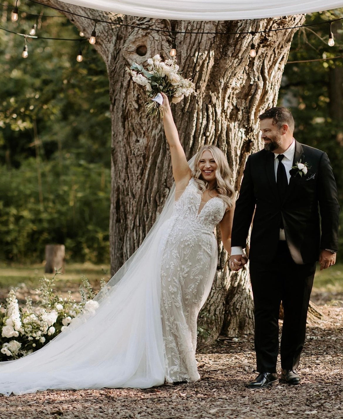 Xena - robe à coupe ajustée à dentelle perlée luxueuse et dos dénudé, avec boucles amovibles Xena - robe à coupe ajustée à dentelle perlée luxueuse et dos dénudé, avec boucles amovibles