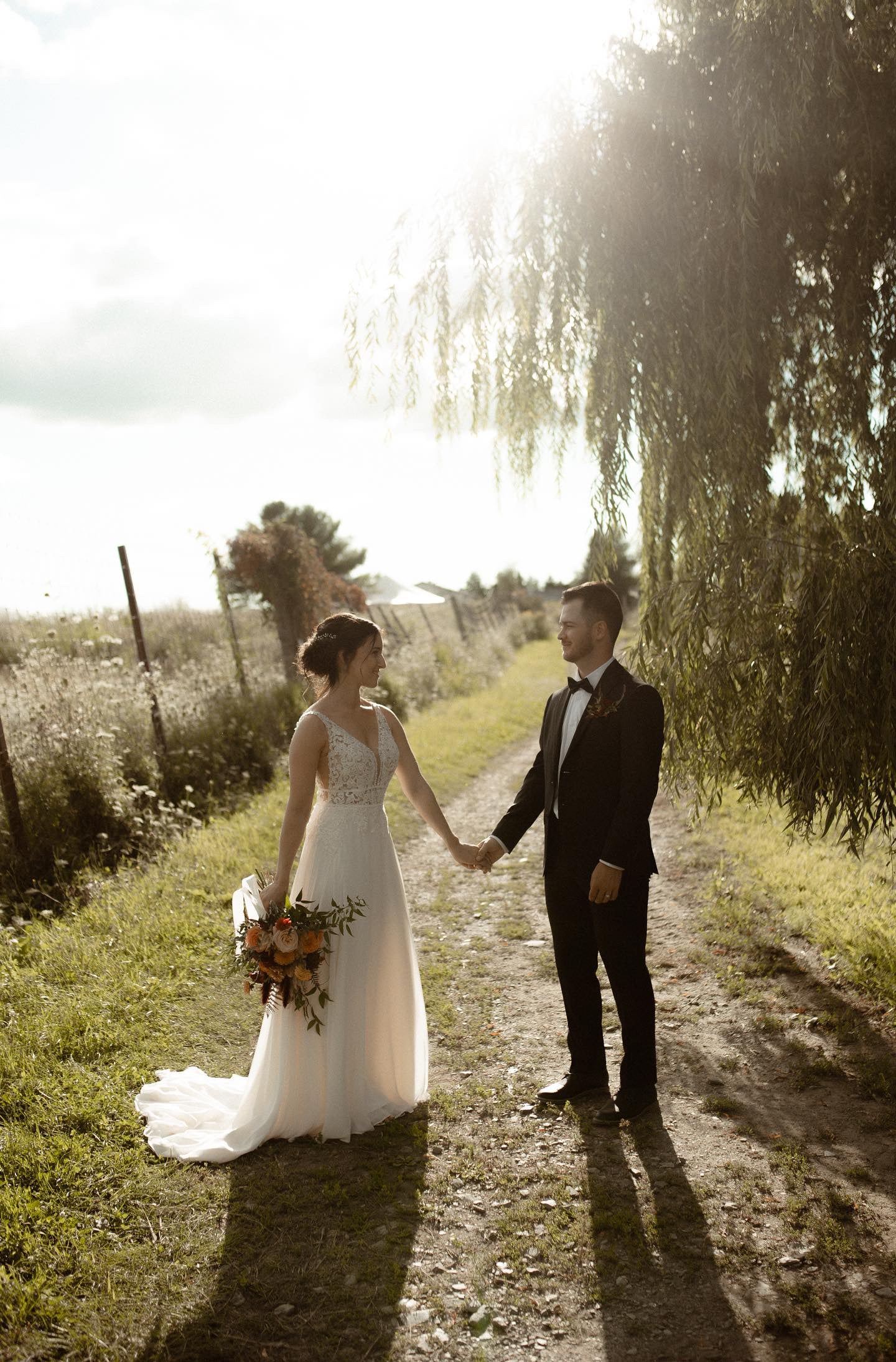 Shiloh *taille plus* - robe de mariée boho sans manches avec haut en V et décolleté illusion Shiloh *taille plus* - robe de mariée boho sans manches avec haut en V et décolleté illusion