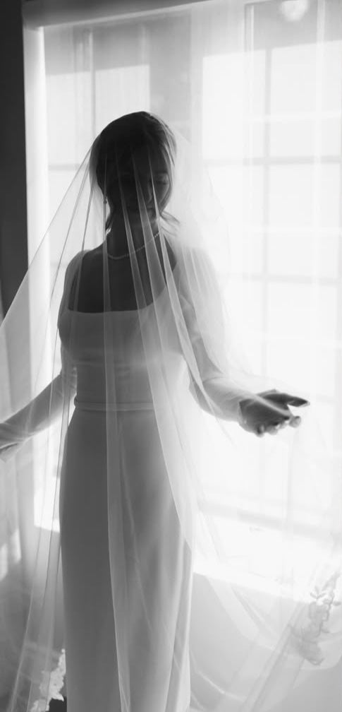 *EXCLUSIVITÉ* Scarlett - robe de mariée moderne ajustée et épurée à encolure carré et manches longues *EXCLUSIVITÉ* Scarlett - robe de mariée moderne ajustée et épurée à encolure carré et manches longues