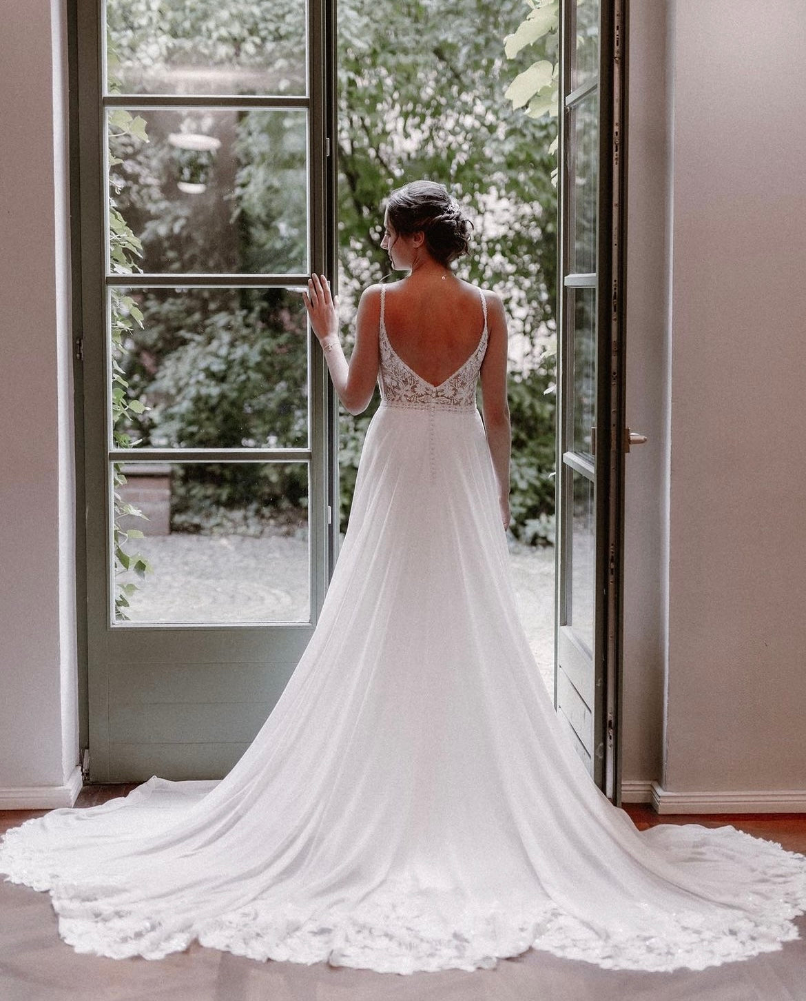 Bentley - robe de mariée sans manches avec haut en V en dentelle perlée luxueuse et jupe de chiffon avec traîne majestueuse Bentley - robe de mariée sans manches avec haut en V en dentelle perlée luxueuse et jupe de chiffon avec traîne majestueuse