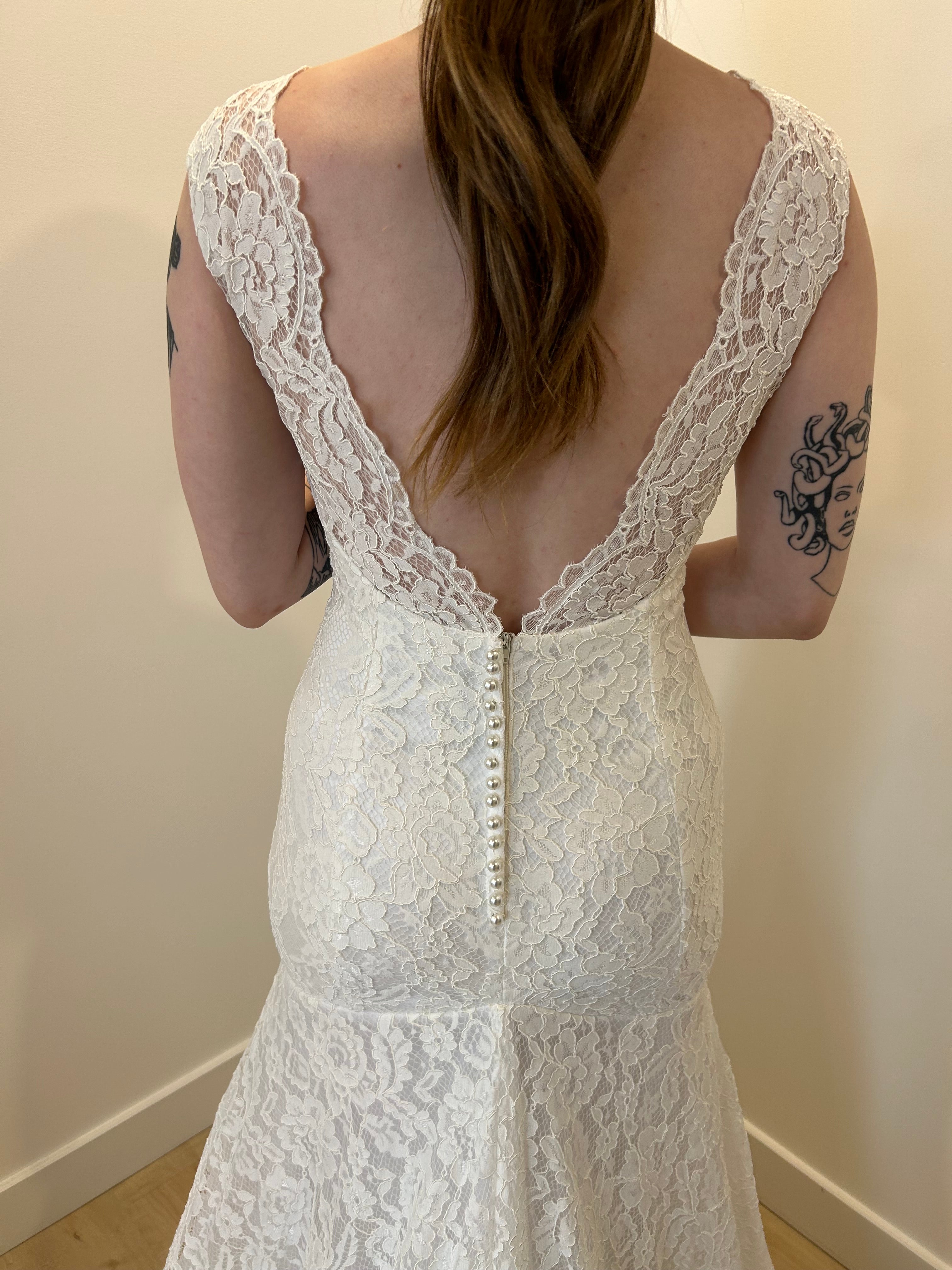 Tilley - robe de mariée ajustée en dentelle avec bretelles larges et dos ouvert en V Tilley - robe de mariée ajustée en dentelle avec bretelles larges et dos ouvert en V
