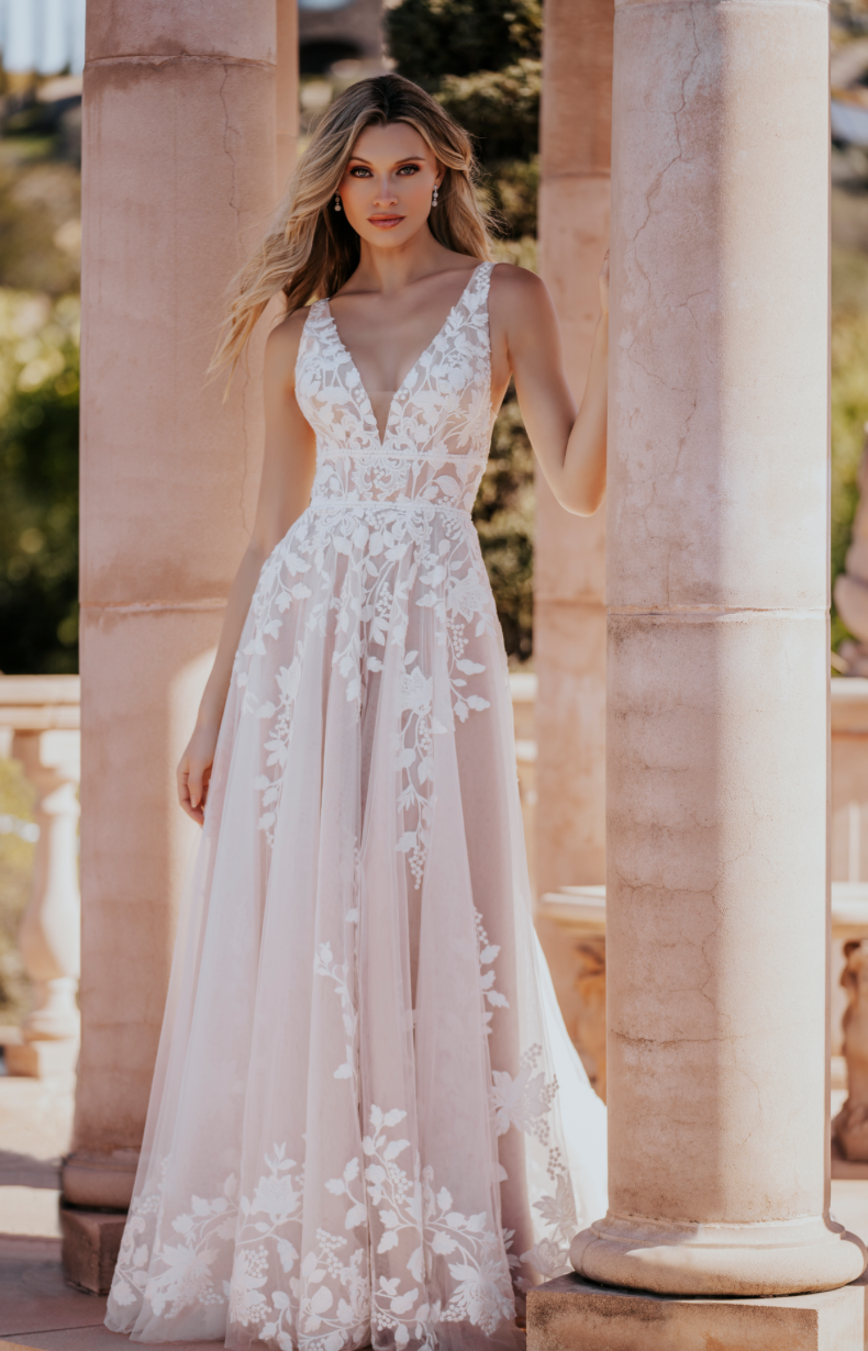 Atticus - robe de mariée haut de gamme en ligne A avec dentelle florale unique Atticus - robe de mariée haut de gamme en ligne A avec dentelle florale unique