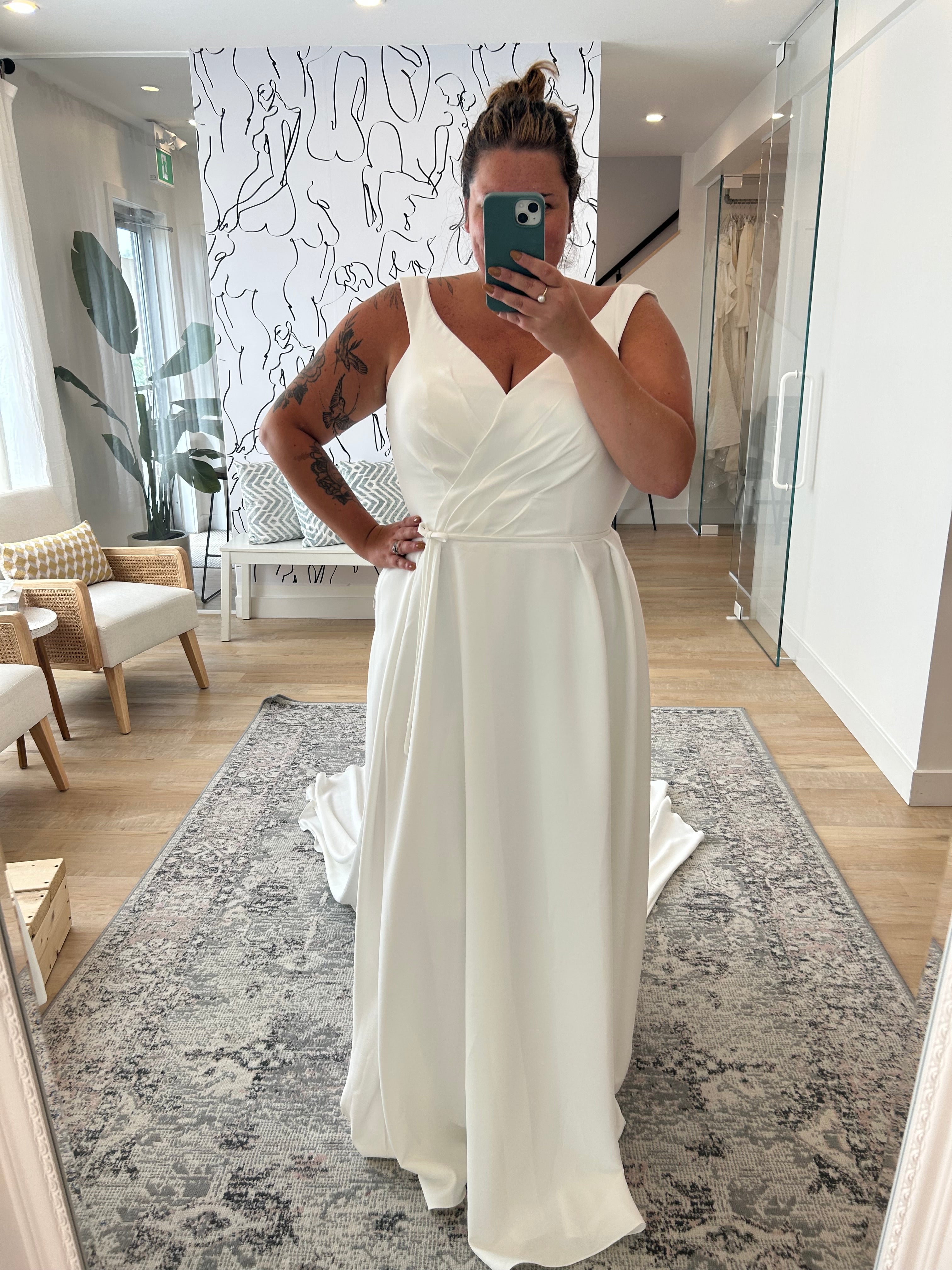 Wisteria - robe de mariée moderne en crêpe et chiffon Wisteria - robe de mariée moderne en crêpe et chiffon