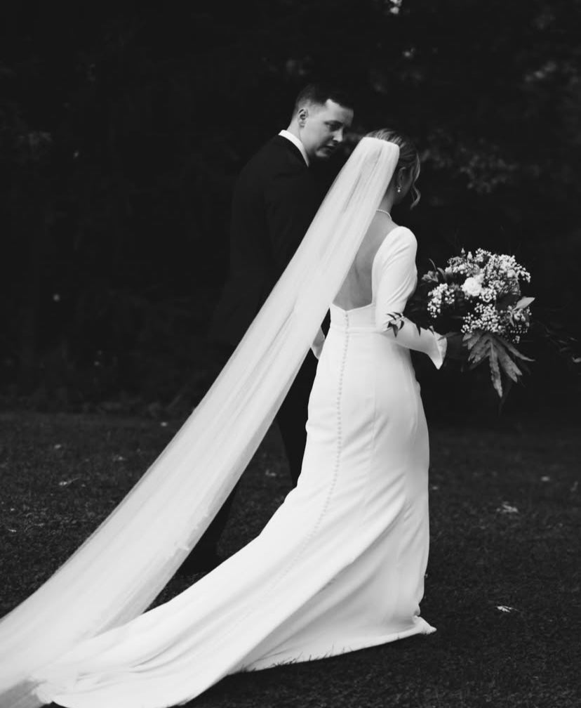 *EXCLUSIVITÉ* Scarlett - robe de mariée moderne ajustée et épurée à encolure carré et manches longues *EXCLUSIVITÉ* Scarlett - robe de mariée moderne ajustée et épurée à encolure carré et manches longues