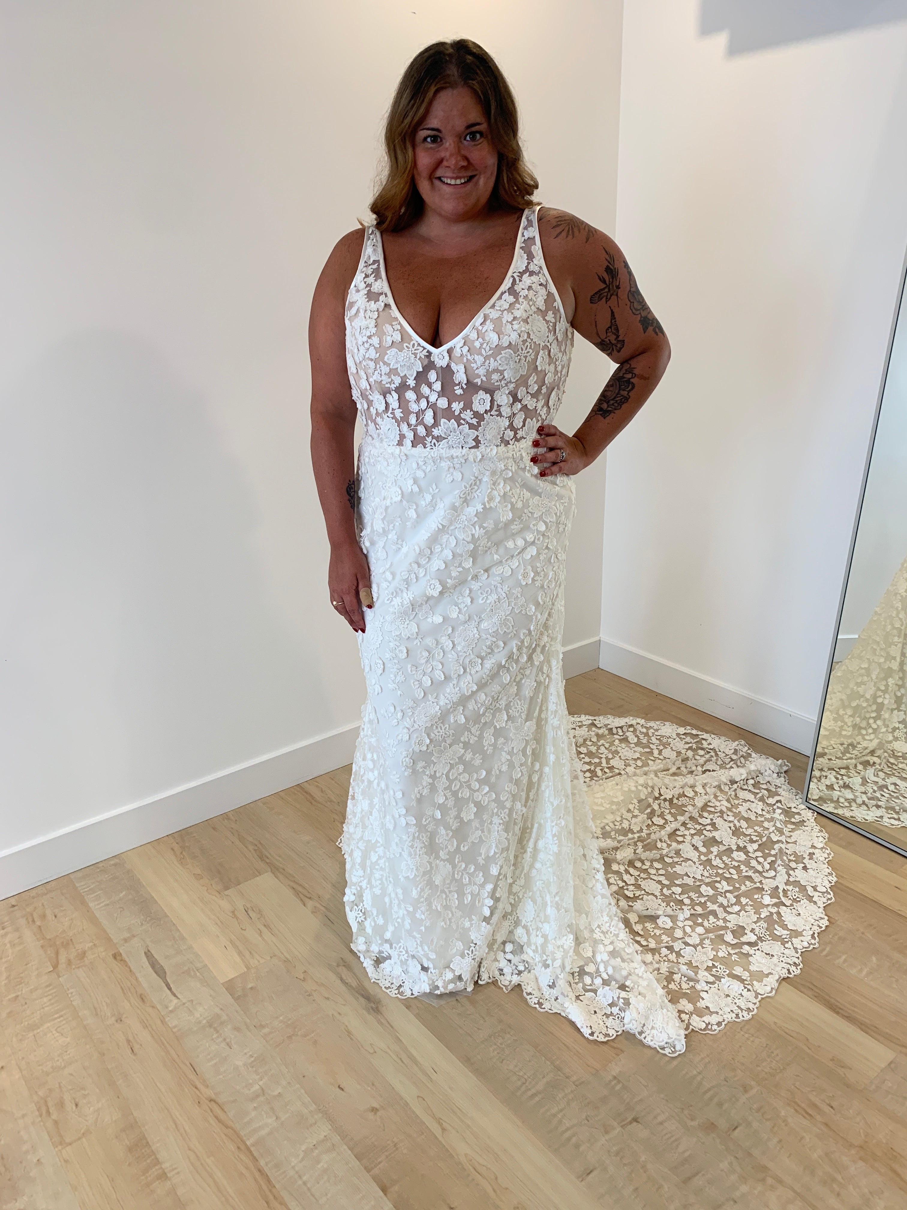 *EXCLUSIVITÉ* Joni *taille plus*- robe de mariée luxueuse de coupe ajustée, sans manches, en dentelle 3D *EXCLUSIVITÉ* Joni *taille plus*- robe de mariée luxueuse de coupe ajustée, sans manches, en dentelle 3D