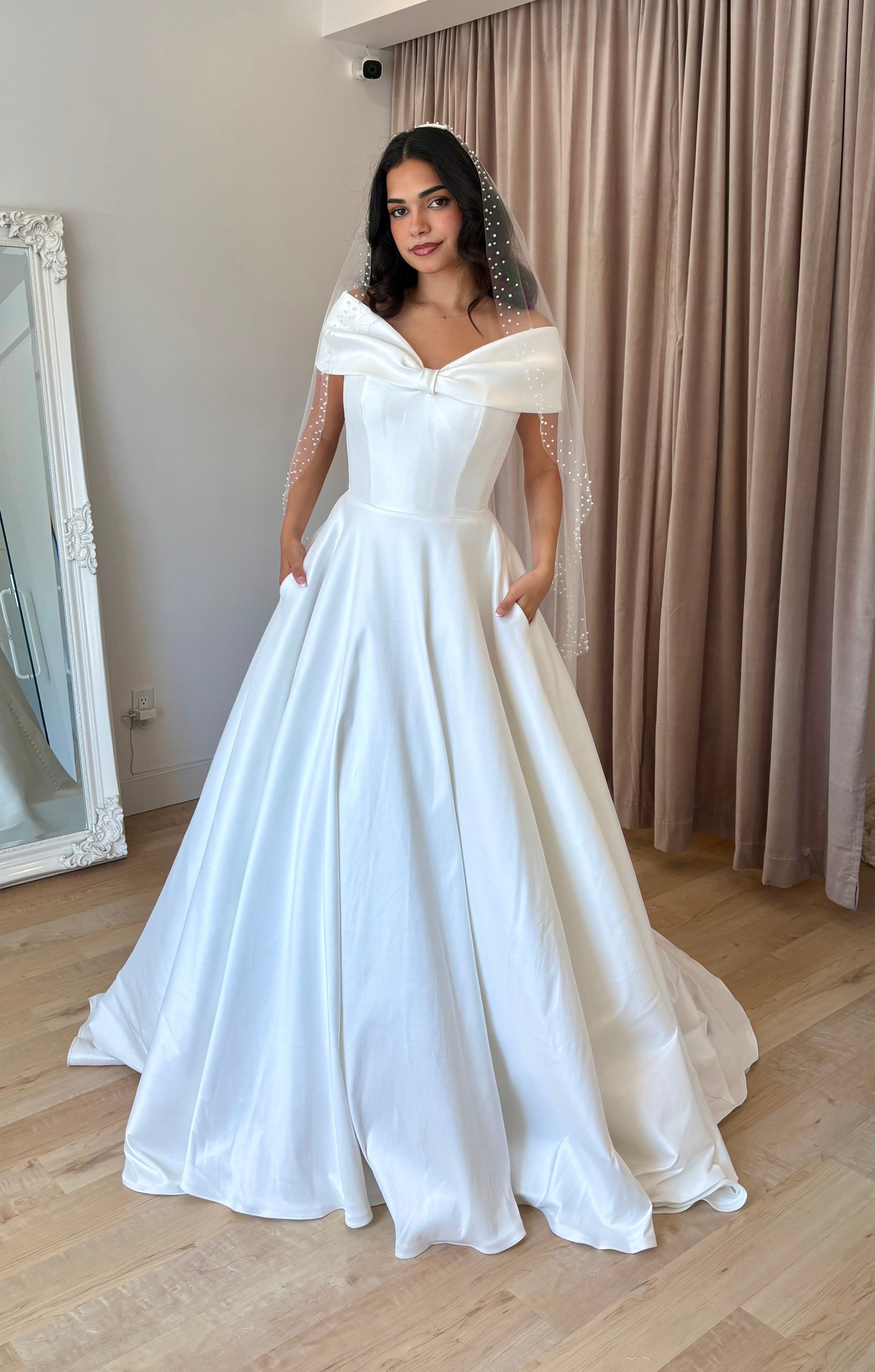 * EXCLUSIVITÉ * Bowton - robe de mariée moderne et classique à bustier off shoulders à boucle statement en tissus satiné avec jupe ample * EXCLUSIVITÉ * Bowton - robe de mariée moderne et classique à bustier off shoulders à boucle statement en tissus satiné avec jupe ample