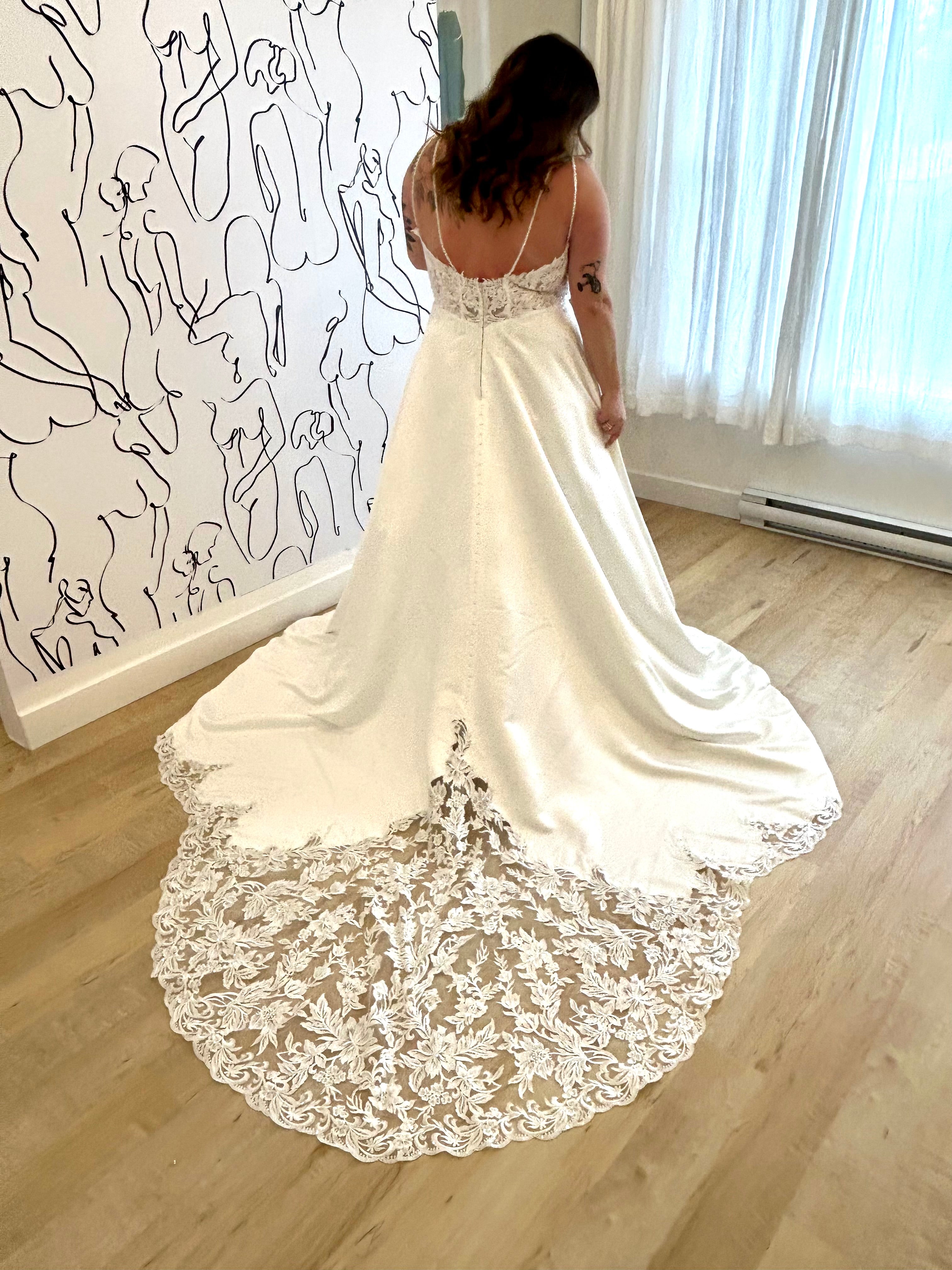 Reggie *taille plus* - robe de mariée classique avec haut en dentelle sexy et jupe de satin Reggie *taille plus* - robe de mariée classique avec haut en dentelle sexy et jupe de satin