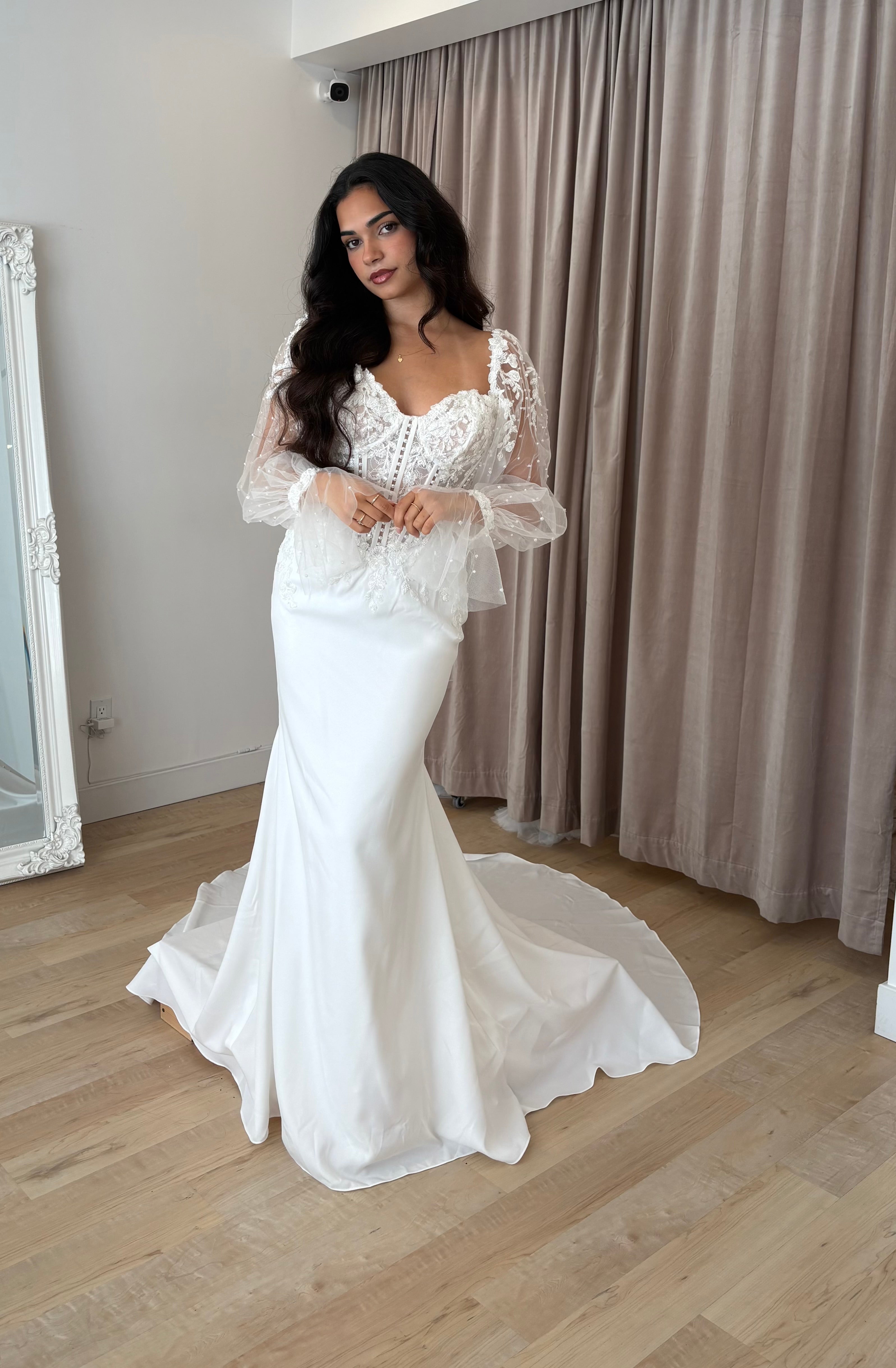 Laidey - robe de mariée moderne transformable avec haut corset sans bretelle en dentelle et perles avec jupe et manches amovibles Laidey - robe de mariée moderne transformable avec haut corset sans bretelle en dentelle et perles avec jupe et manches amovibles