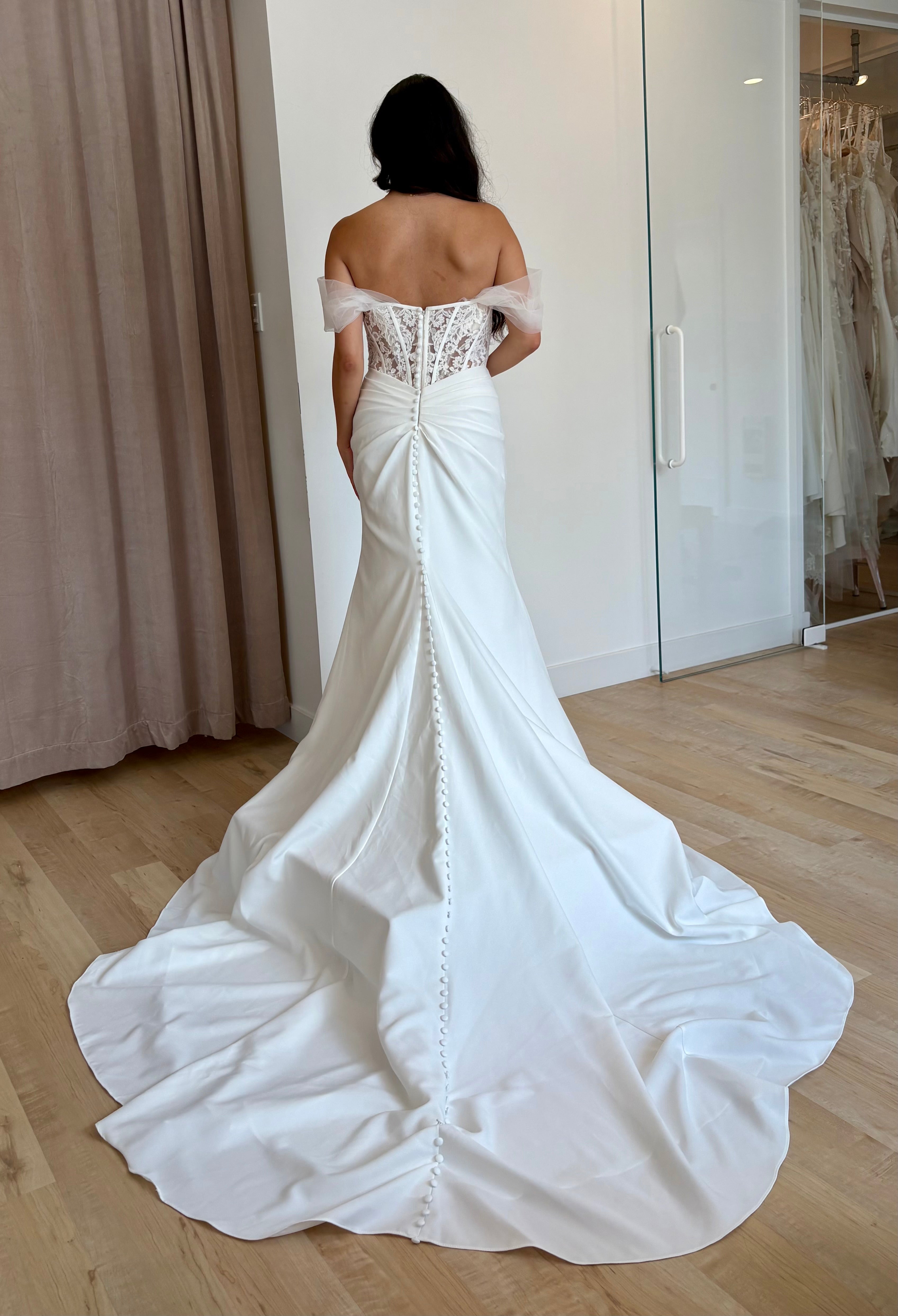 Nadine - robe de mariée coupe ajustée en crêpe avec haut de style corset en dentelle sans perle Nadine - robe de mariée coupe ajustée en crêpe avec haut de style corset en dentelle sans perle