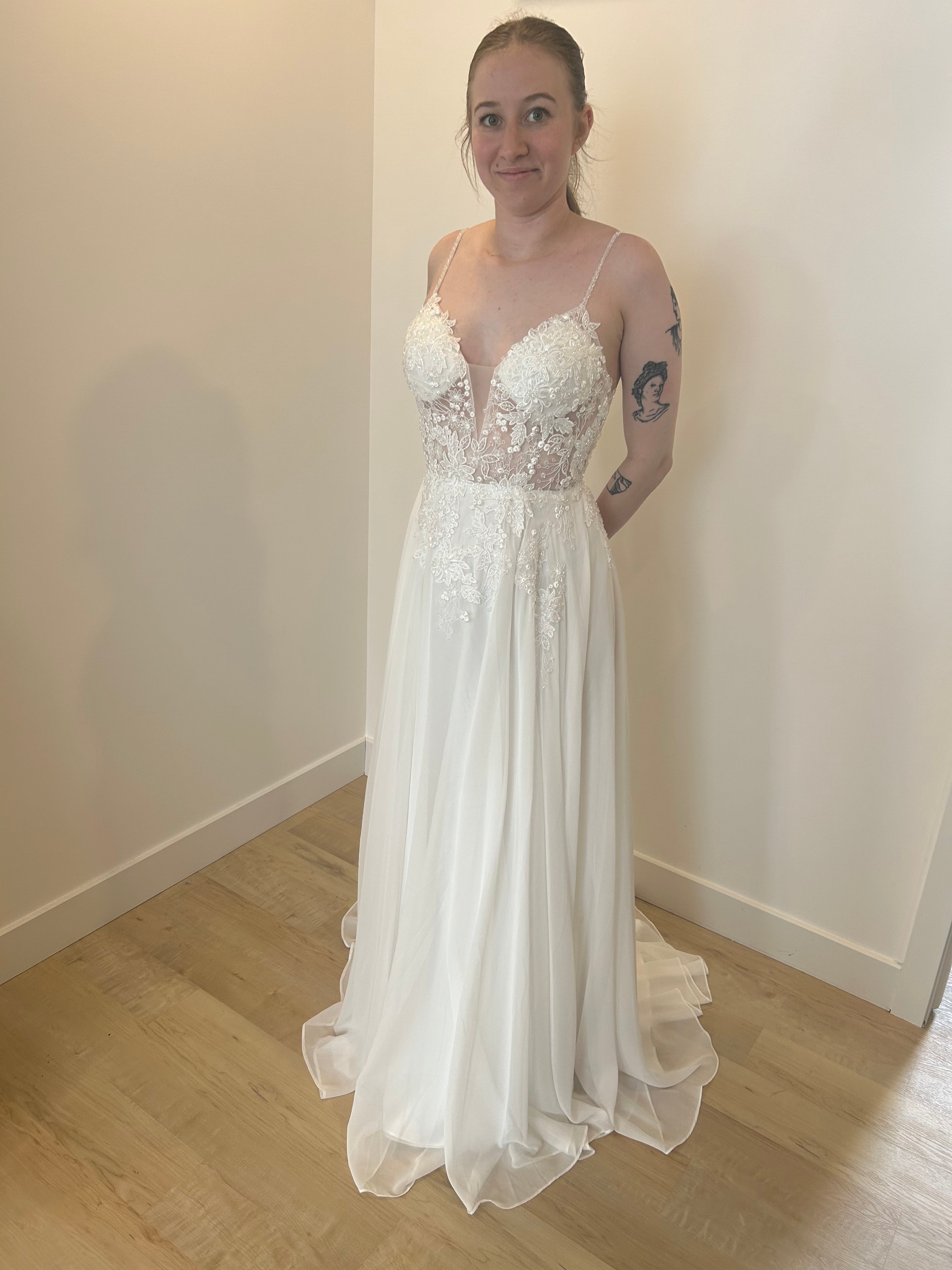 Celeste - robe longue avec jupe en chiffon et haut brodé dentelle avec brillants avec bretelles fines Celeste - robe longue avec jupe en chiffon et haut brodé dentelle avec brillants avec bretelles fines