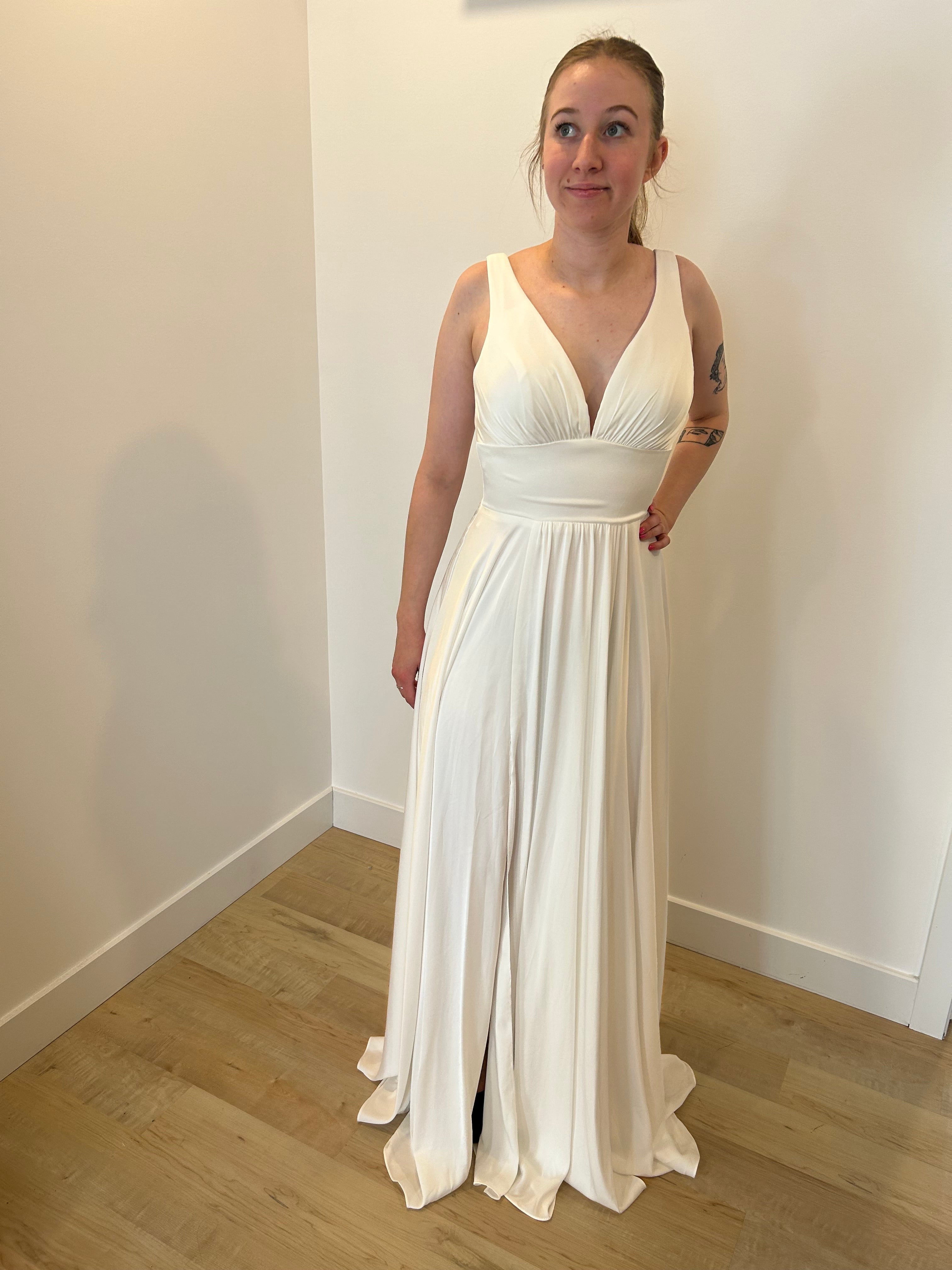 Liza - robe longue en tissus satiné avec décolleté en V et jambe fendue Liza - robe longue en tissus satiné avec décolleté en V et jambe fendue