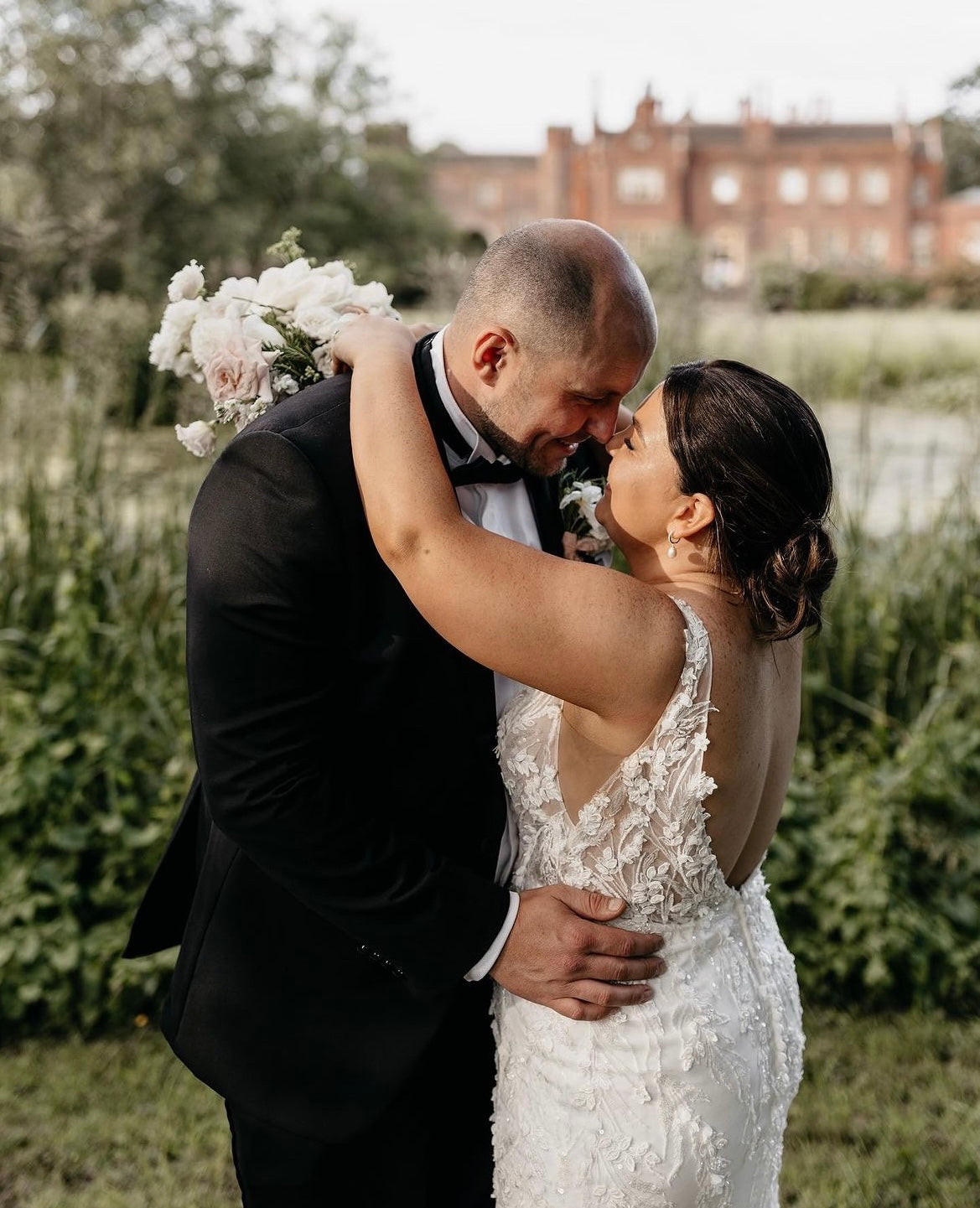 Xena - robe à coupe ajustée à dentelle perlée luxueuse et dos dénudé, avec boucles amovibles Xena - robe à coupe ajustée à dentelle perlée luxueuse et dos dénudé, avec boucles amovibles