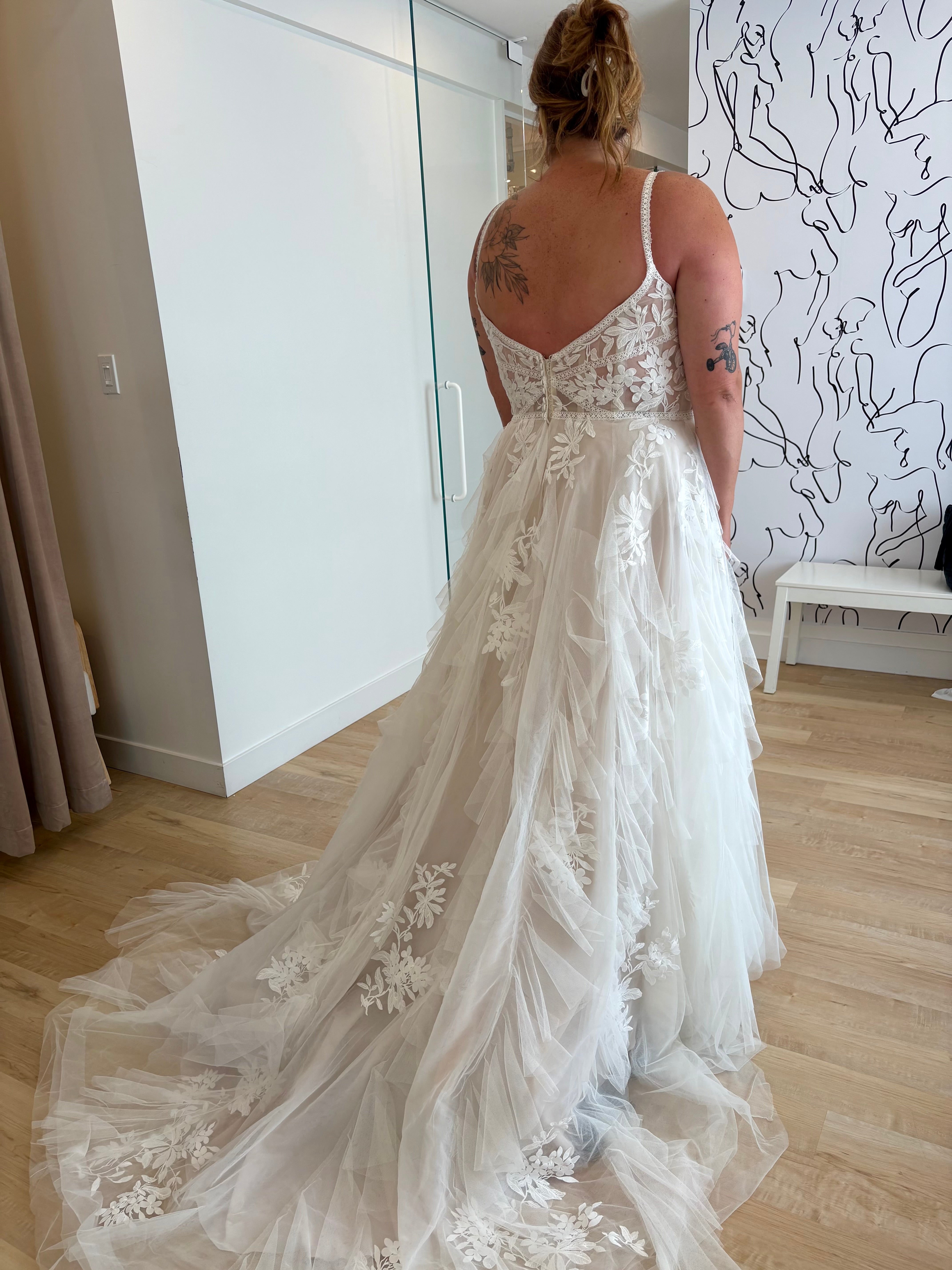Lauria - robe de mariée boho à jupe volantée avec haut en dentelle sans perlage Lauria - robe de mariée boho à jupe volantée avec haut en dentelle sans perlage