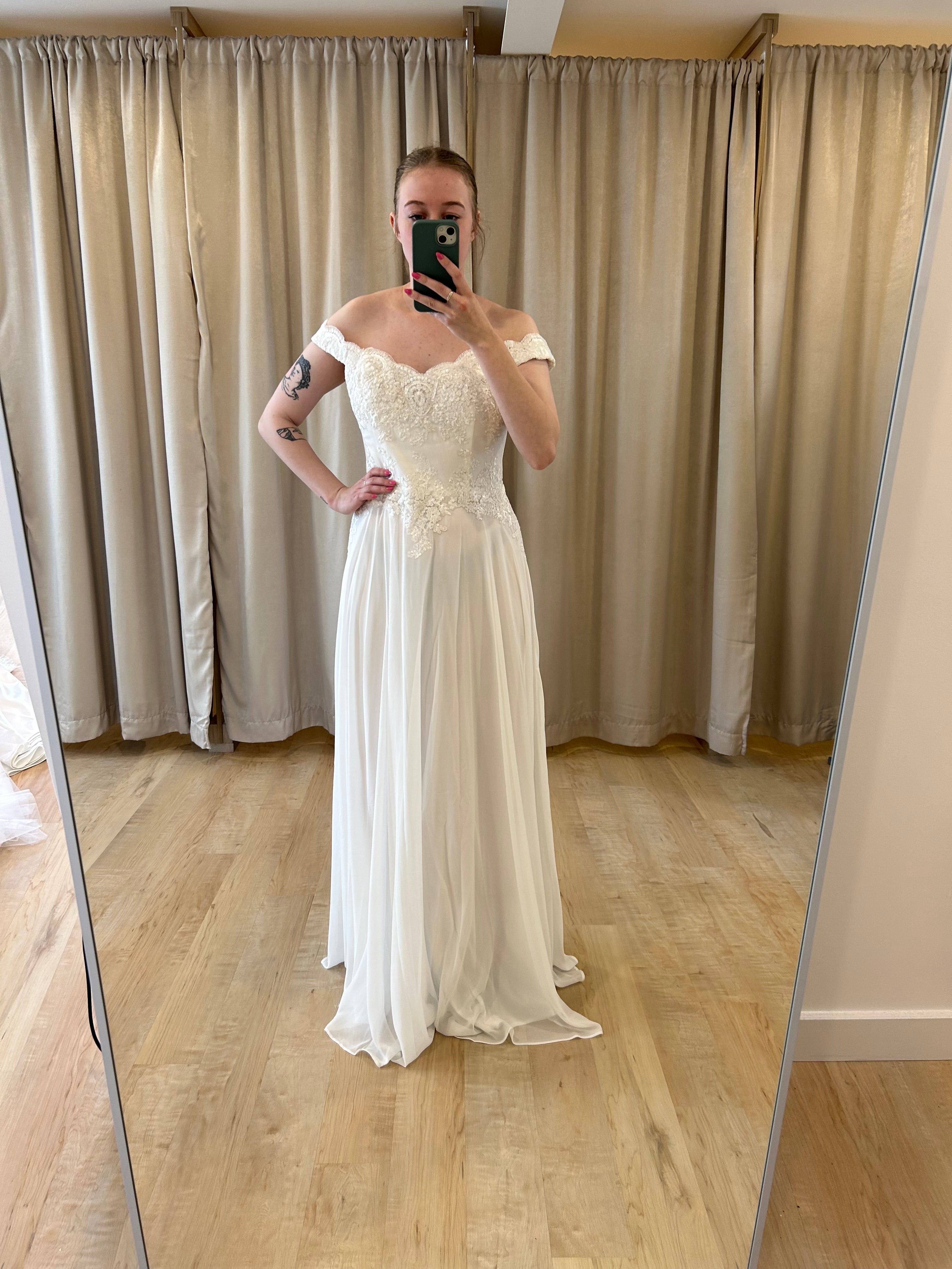 Delia - robe longue en chiffon avec corsage romantique off shoulder Delia - robe longue en chiffon avec corsage romantique off shoulder