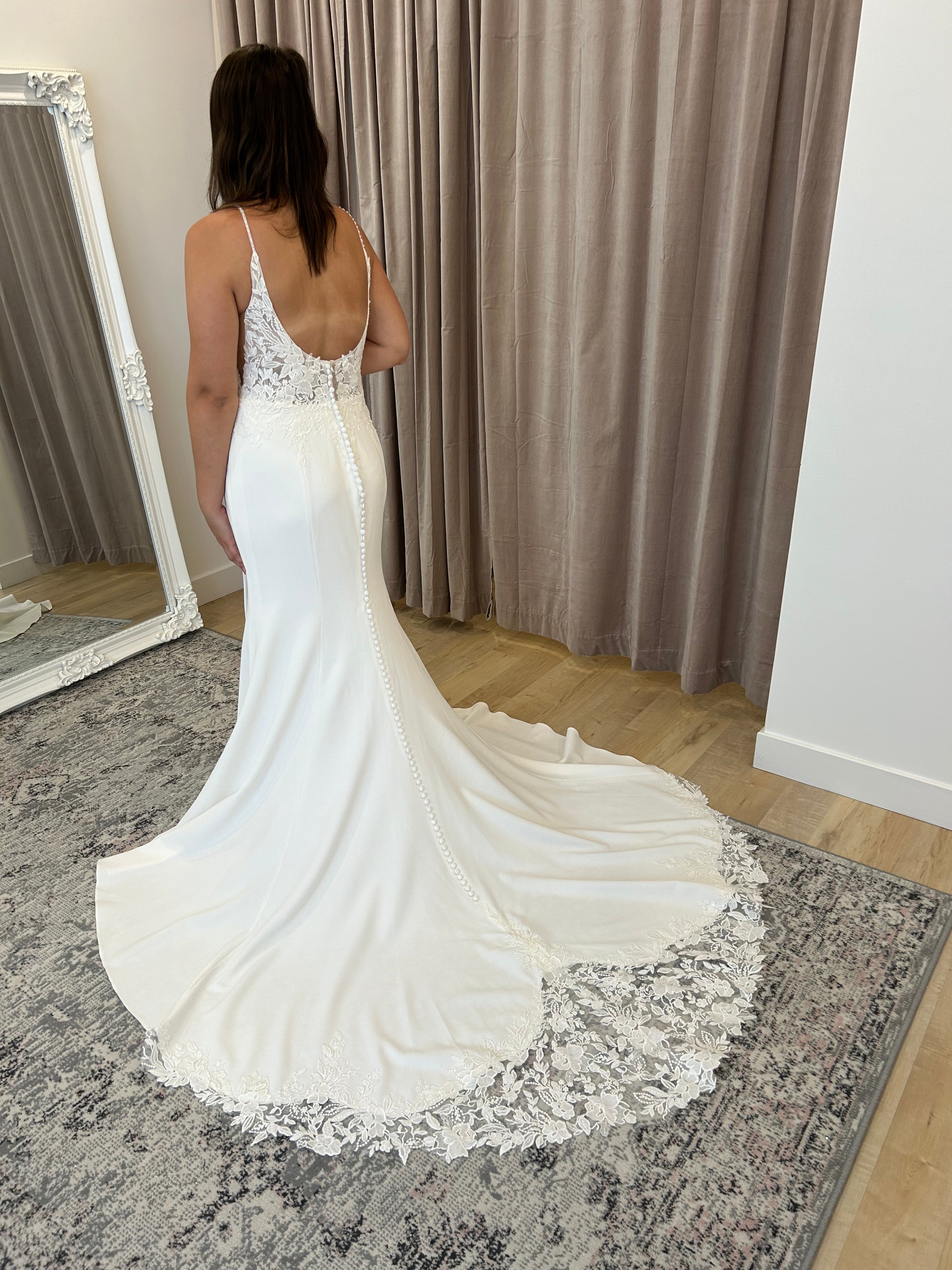 Zane - robe de mariée coupe ajustée en crêpe avec fente à la jambe à bretelles fines et dos ouvert Zane - robe de mariée coupe ajustée en crêpe avec fente à la jambe à bretelles fines et dos ouvert