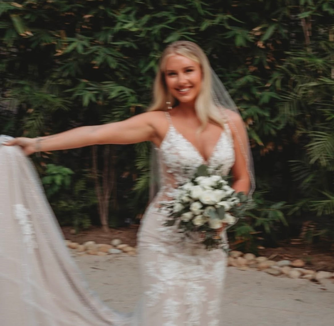 Natalia - robe de mariée sexy et audacieuse de coupe ajustée en dentelle luxueuse et dos ouvert en V Natalia - robe de mariée sexy et audacieuse de coupe ajustée en dentelle luxueuse et dos ouvert en V