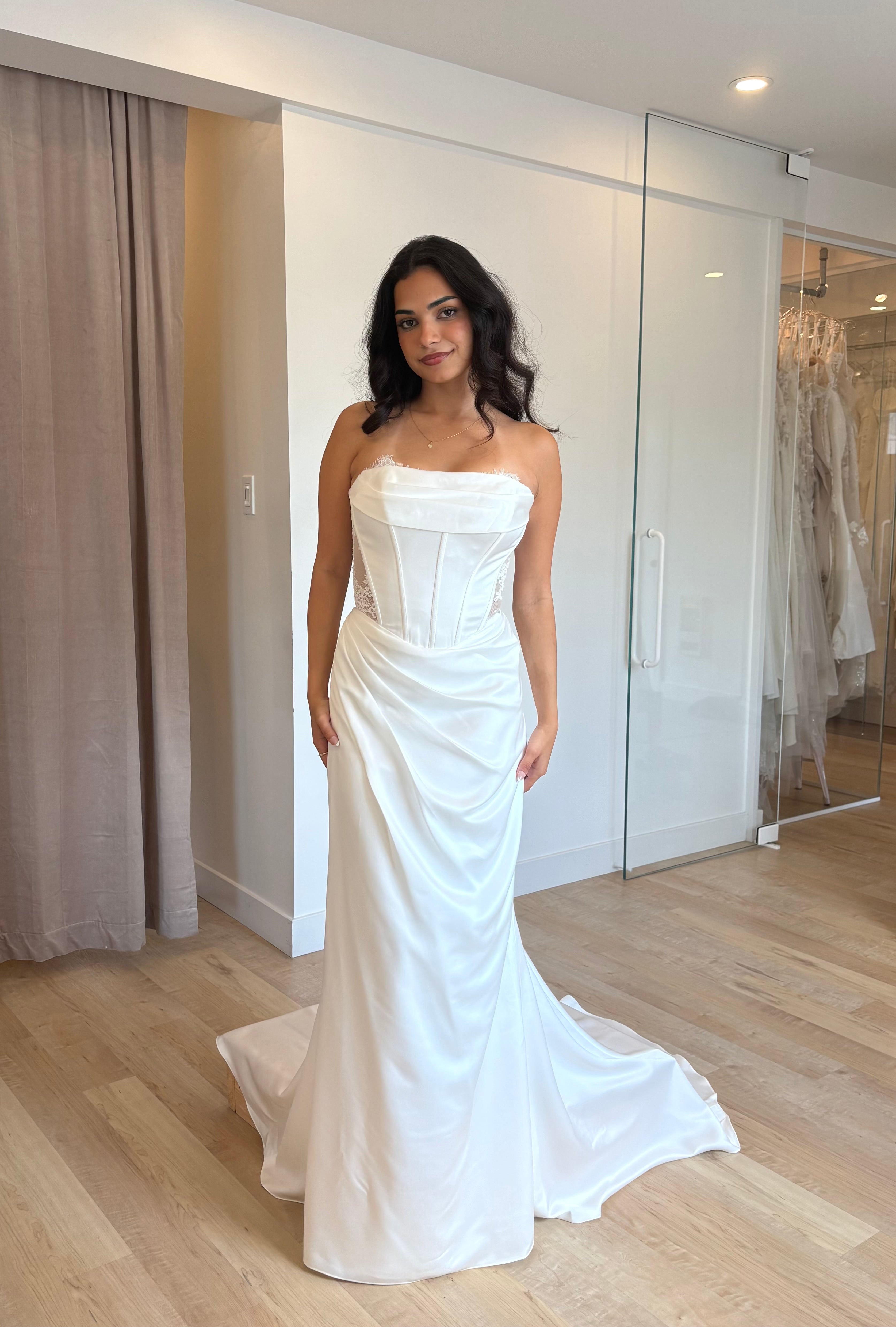 Dora - robe de mariée moderne en satin avec haut corset sans bretelle et gants amovibles Dora - robe de mariée moderne en satin avec haut corset sans bretelle et gants amovibles