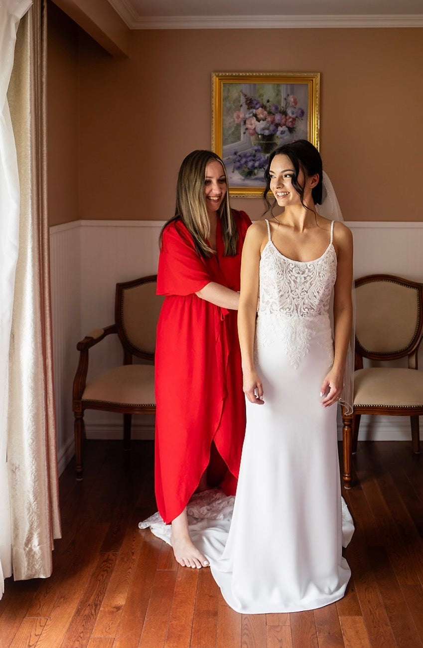 Dario - robe de mariée coupe ajustée en crêpe à bretelles fines et dos totalement ouvert Dario - robe de mariée coupe ajustée en crêpe à bretelles fines et dos totalement ouvert