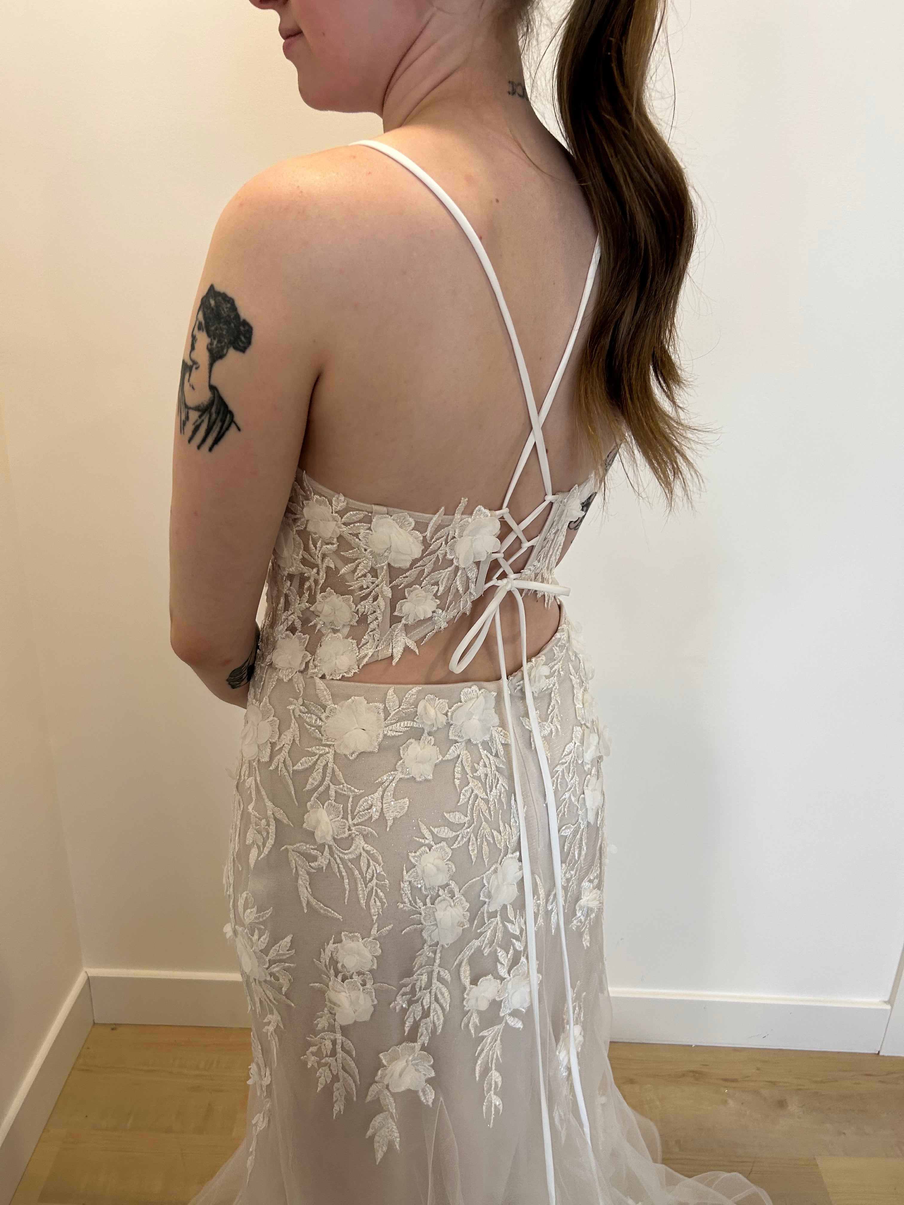 Luke - robe de mariée en dentelle avec fleurs 3D et dos lacé effet papillon Luke - robe de mariée en dentelle avec fleurs 3D et dos lacé effet papillon