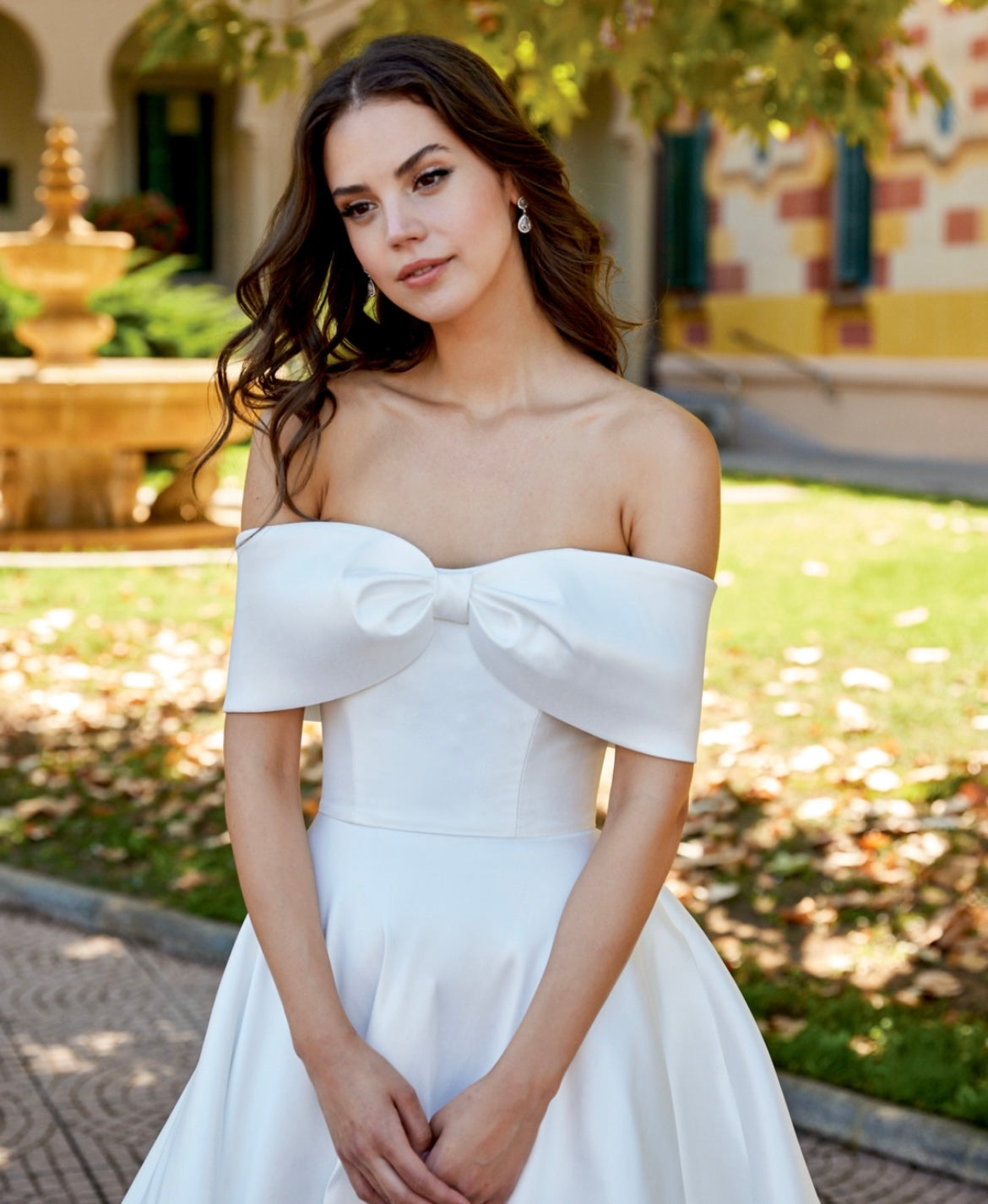 * EXCLUSIVITÉ * Bowton - robe de mariée moderne et classique à bustier off shoulders à boucle statement en tissus satiné avec jupe ample * EXCLUSIVITÉ * Bowton - robe de mariée moderne et classique à bustier off shoulders à boucle statement en tissus satiné avec jupe ample