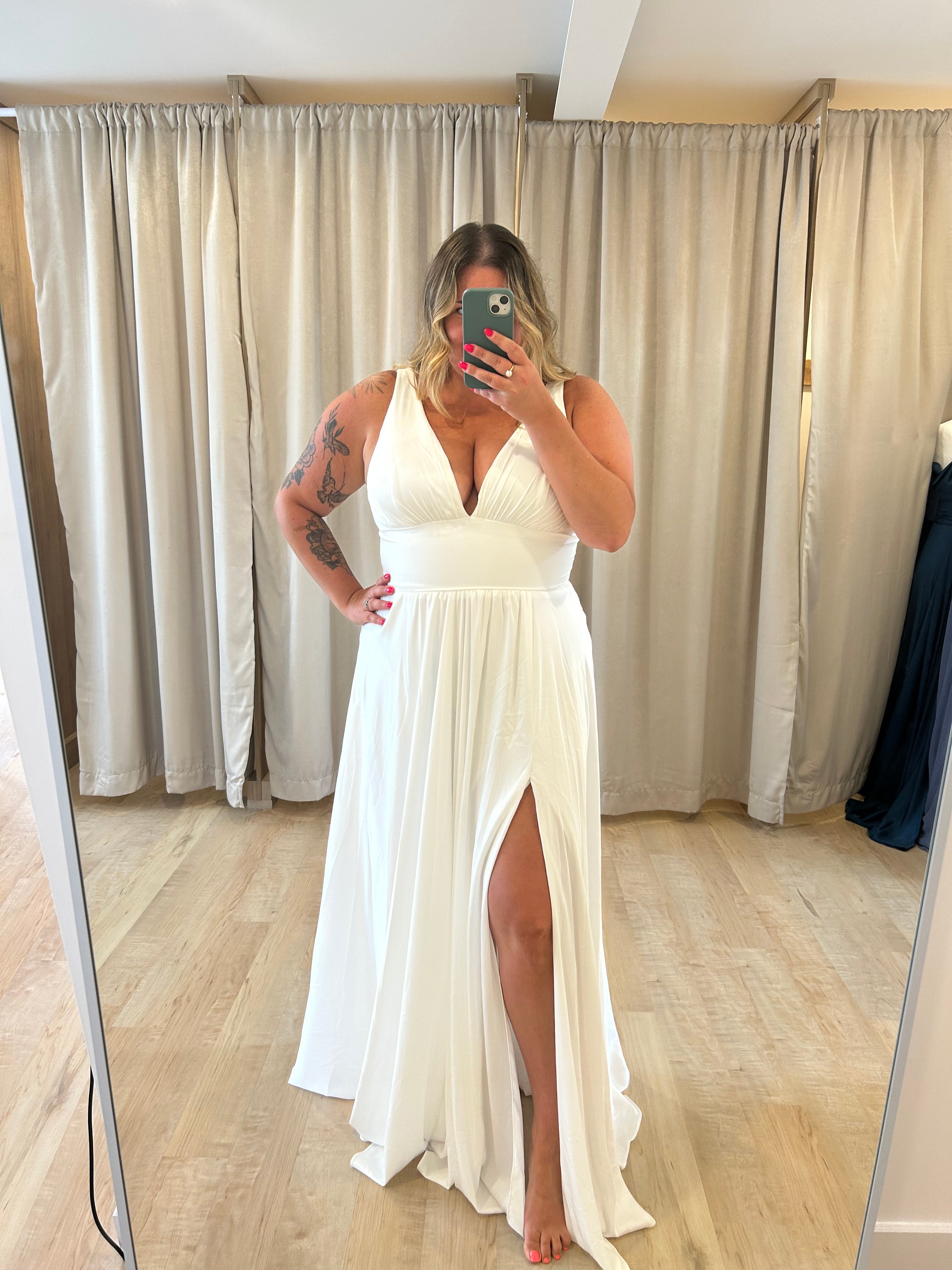 Liza - robe longue en tissus satiné avec décolleté en V et jambe fendue Liza - robe longue en tissus satiné avec décolleté en V et jambe fendue