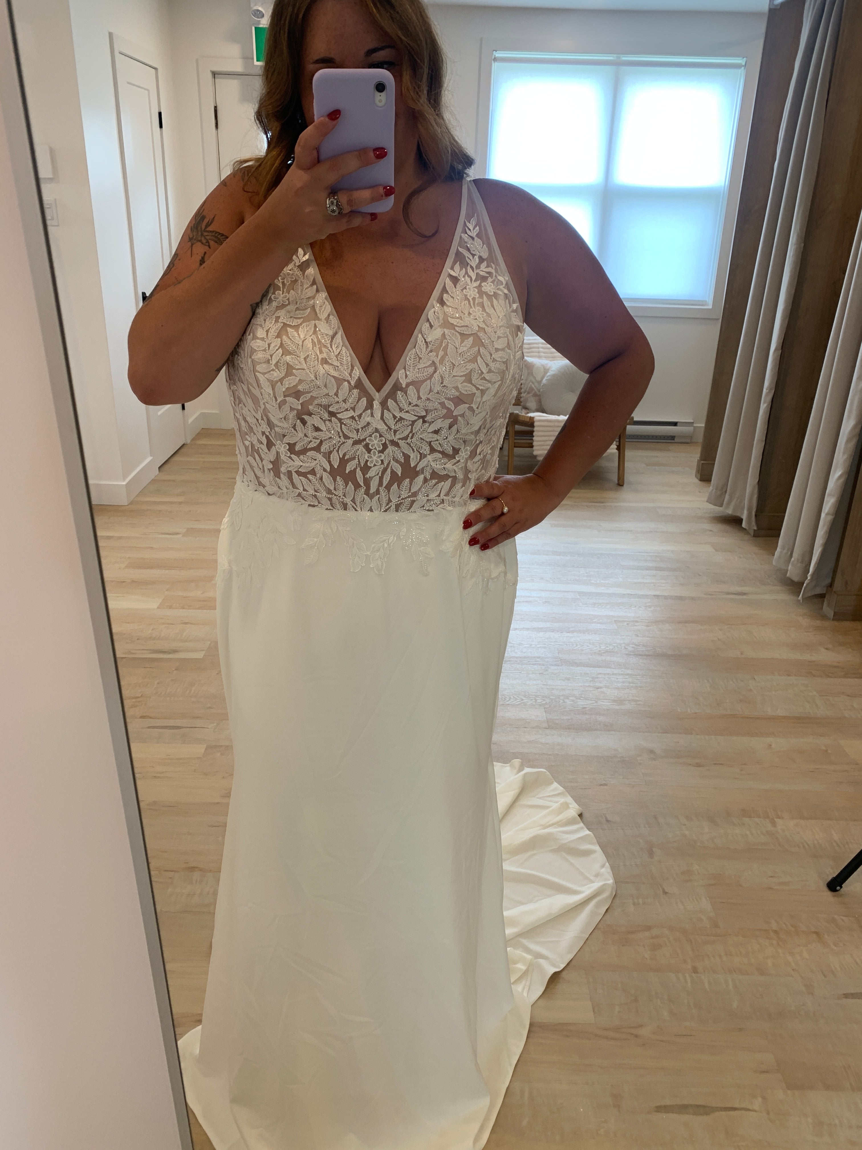 *EXCLUSIVITÉ* Marjorie *échantillon taille 22* - robe de mariée coupe ajustée sans manches avec bas en crêpe et haut brodé à motif végétal *EXCLUSIVITÉ* Marjorie *échantillon taille 22* - robe de mariée coupe ajustée sans manches avec bas en crêpe et haut brodé à motif végétal