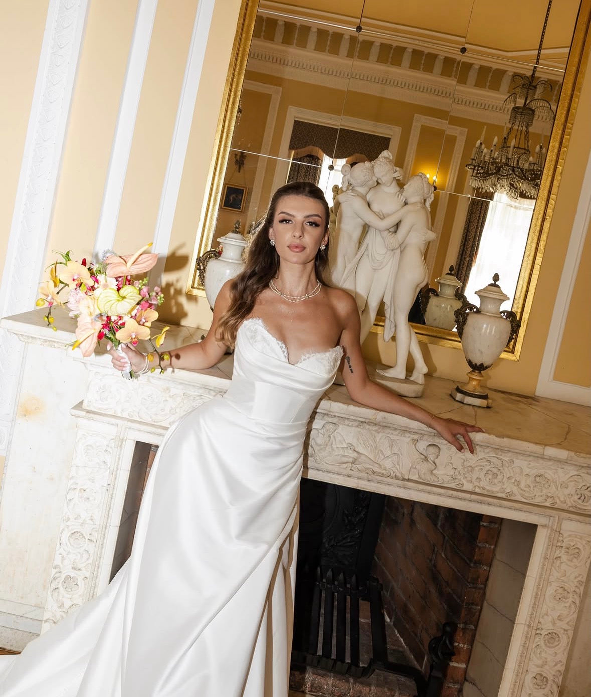 Helen - robe de mariée moderne et classique à bustier avec insertion de dentelle et jambe fendue avec dentelle Helen - robe de mariée moderne et classique à bustier avec insertion de dentelle et jambe fendue avec dentelle