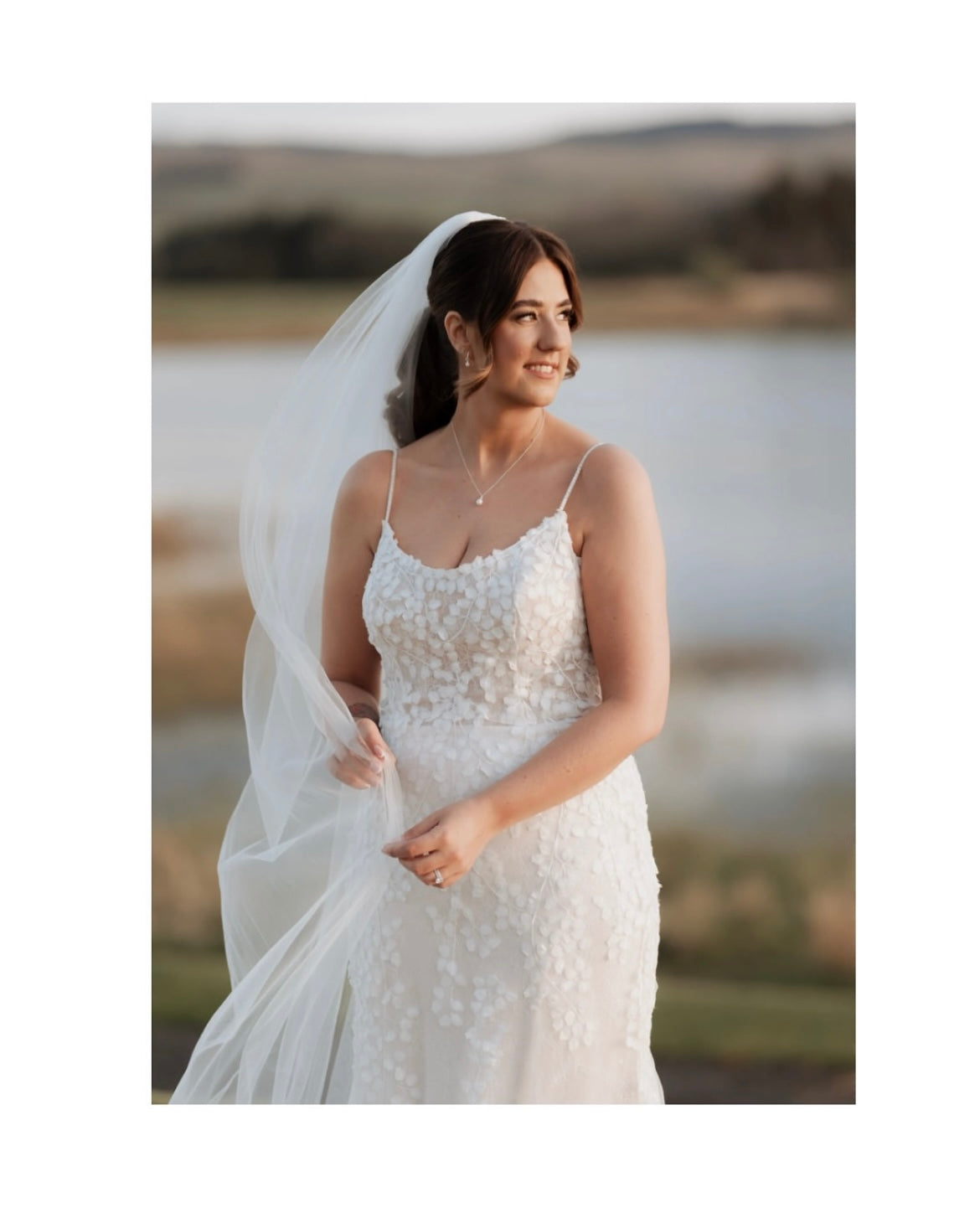 Murphey *échantillon taille 18* - robe de mariée de coupe ajustée en dentelle sans perle à bretelles fines et dos ouvert Murphey *échantillon taille 18* - robe de mariée de coupe ajustée en dentelle sans perle à bretelles fines et dos ouvert