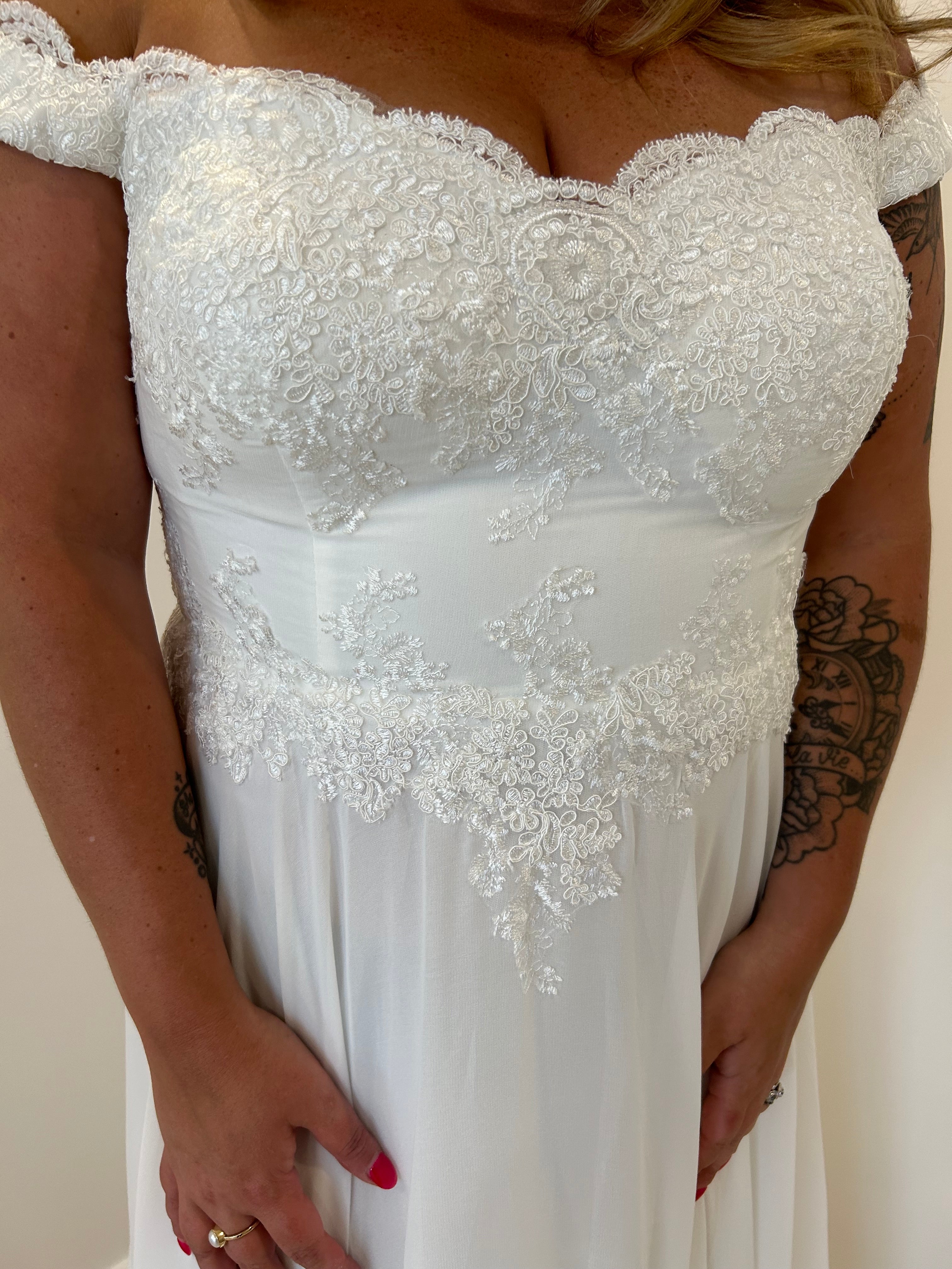 Delia - robe longue en chiffon avec corsage romantique off shoulder Delia - robe longue en chiffon avec corsage romantique off shoulder