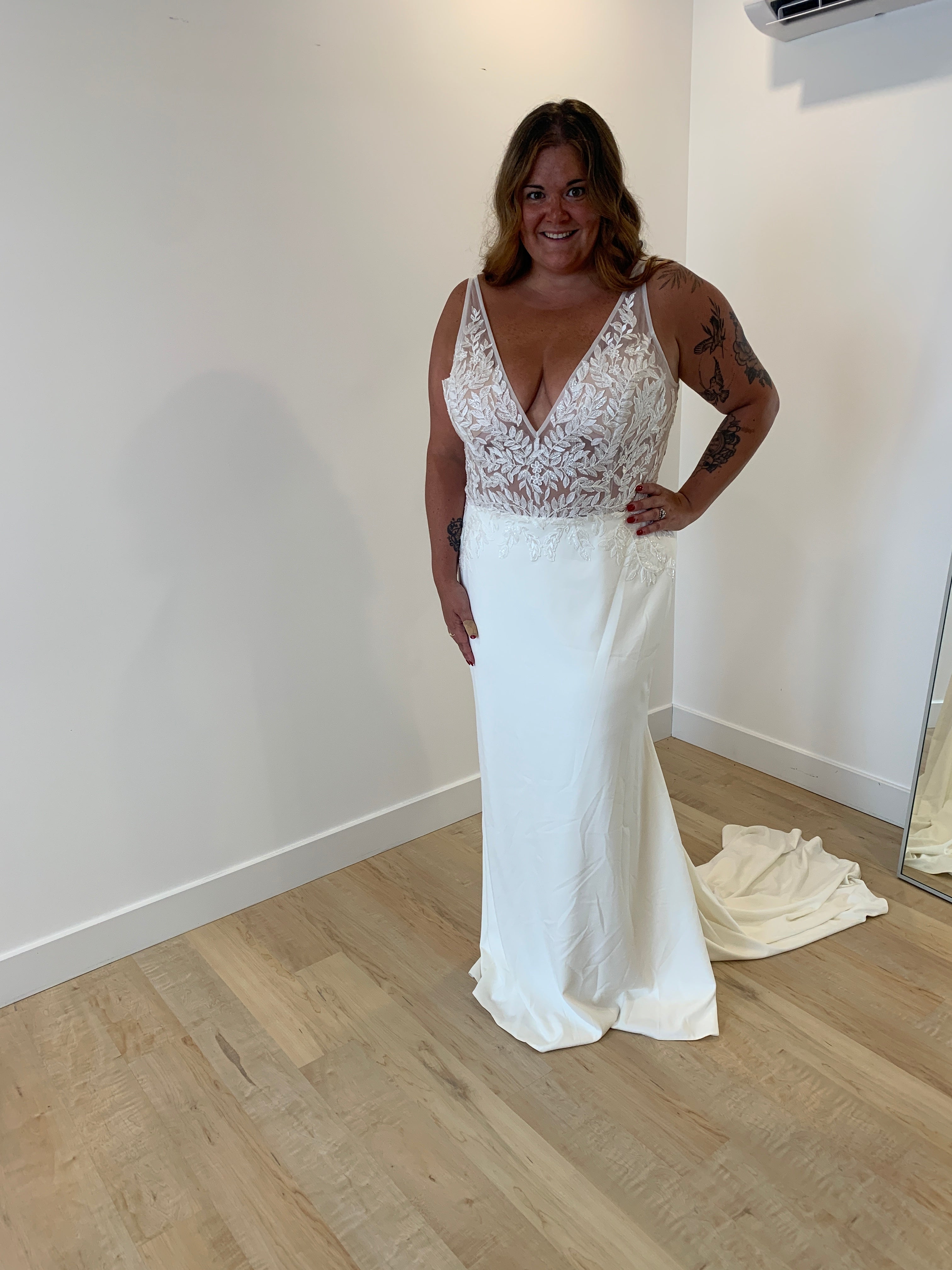 *EXCLUSIVITÉ* Marjorie *taille plus* - robe de mariée coupe ajustée sans manches avec bas en crêpe et haut brodé à motif végétal *EXCLUSIVITÉ* Marjorie *taille plus* - robe de mariée coupe ajustée sans manches avec bas en crêpe et haut brodé à motif végétal