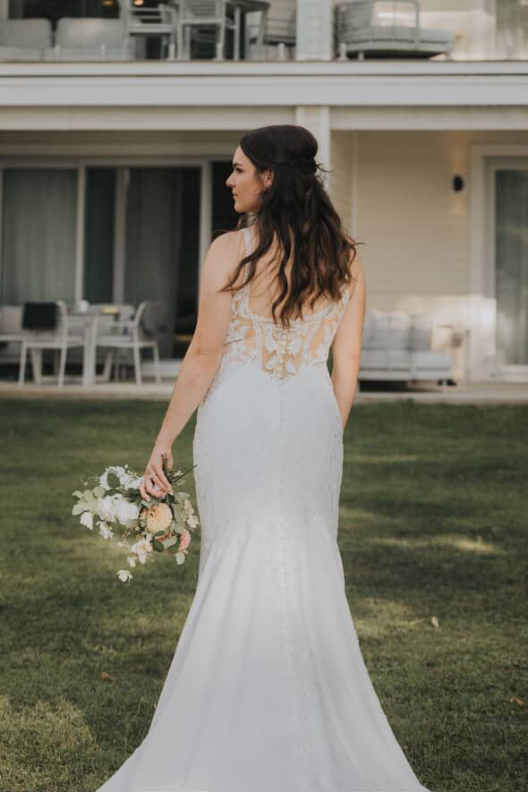 Ivy - robe de mariée haut de gamme de coupe ajustée sans manches avec bas en crêpe Ivy - robe de mariée haut de gamme de coupe ajustée sans manches avec bas en crêpe