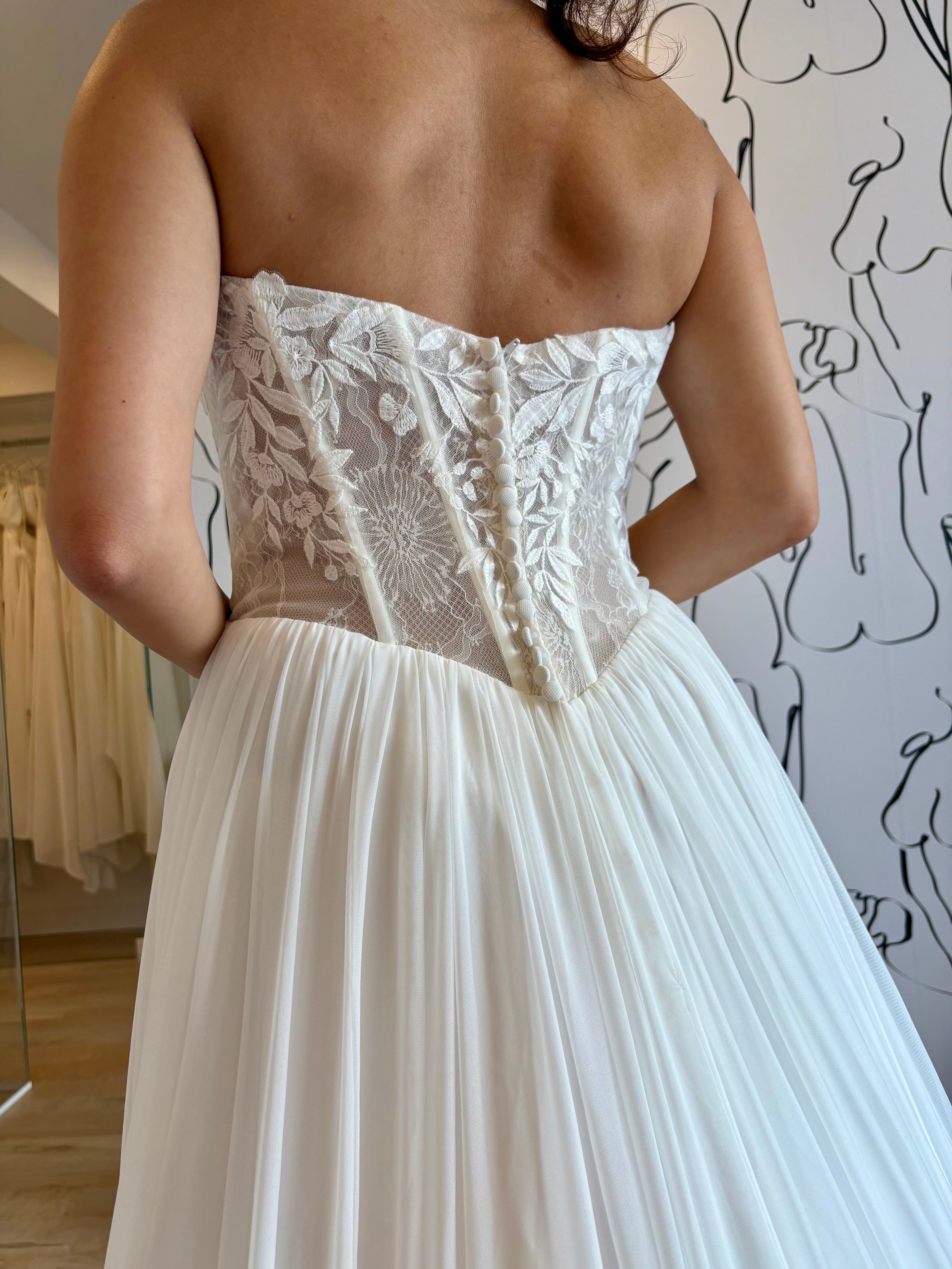 Jules - robe de mariée moderne avec haut corset sans bretelle en dentelle avec jupe de chiffon vaporeuse Jules - robe de mariée moderne avec haut corset sans bretelle en dentelle avec jupe de chiffon vaporeuse