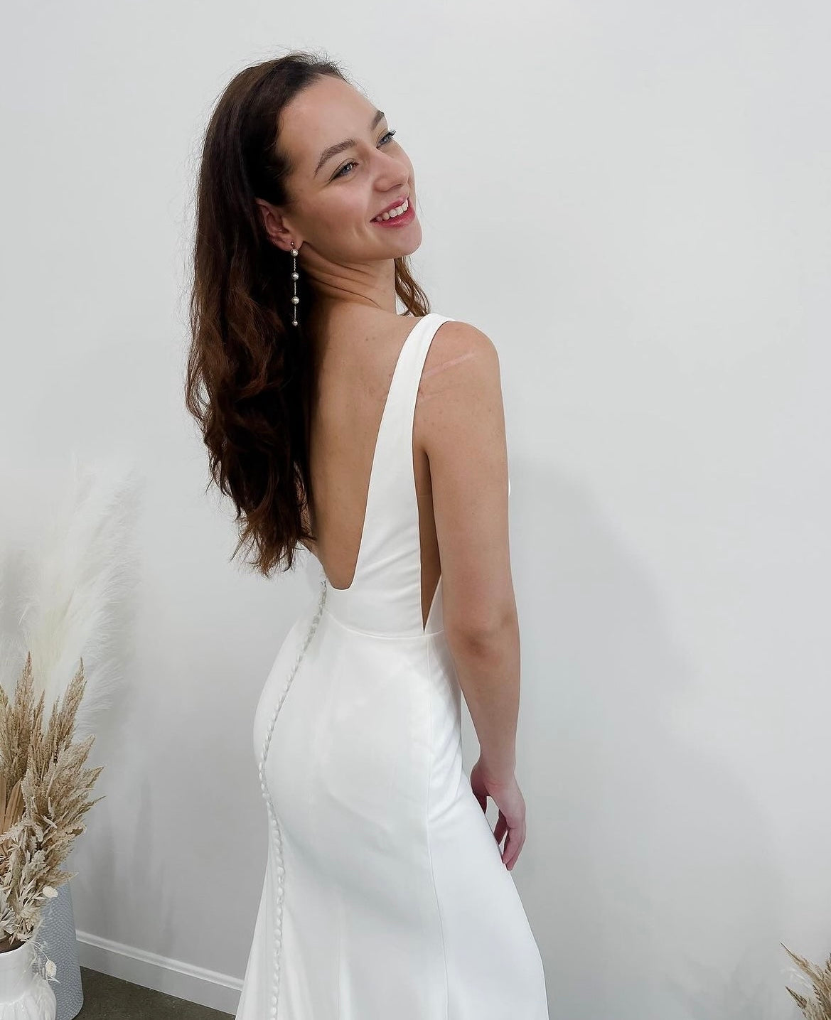 * EXCLUSIVITÉ * Silas - robe de mariée moderne ajustée et épurée à encolure Sabrina et ouvertures transparentes sur les côtés * EXCLUSIVITÉ * Silas - robe de mariée moderne ajustée et épurée à encolure Sabrina et ouvertures transparentes sur les côtés