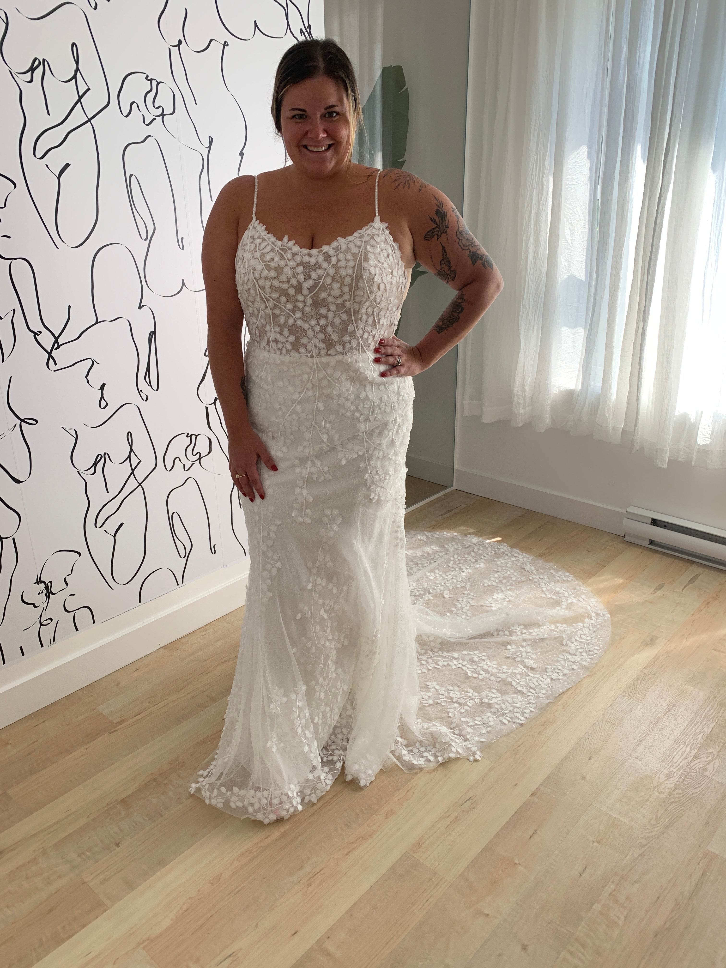 Murphey *échantillon taille 18* - robe de mariée de coupe ajustée en dentelle sans perle à bretelles fines et dos ouvert Murphey *échantillon taille 18* - robe de mariée de coupe ajustée en dentelle sans perle à bretelles fines et dos ouvert