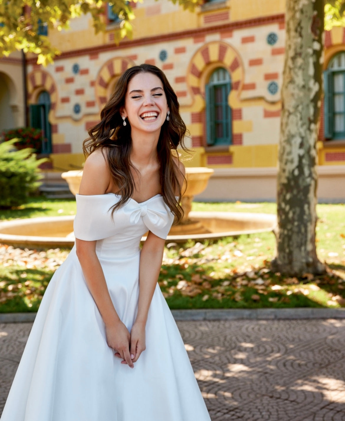 * EXCLUSIVITÉ * Bowton - robe de mariée moderne et classique à bustier off shoulders à boucle statement en tissus satiné avec jupe ample * EXCLUSIVITÉ * Bowton - robe de mariée moderne et classique à bustier off shoulders à boucle statement en tissus satiné avec jupe ample