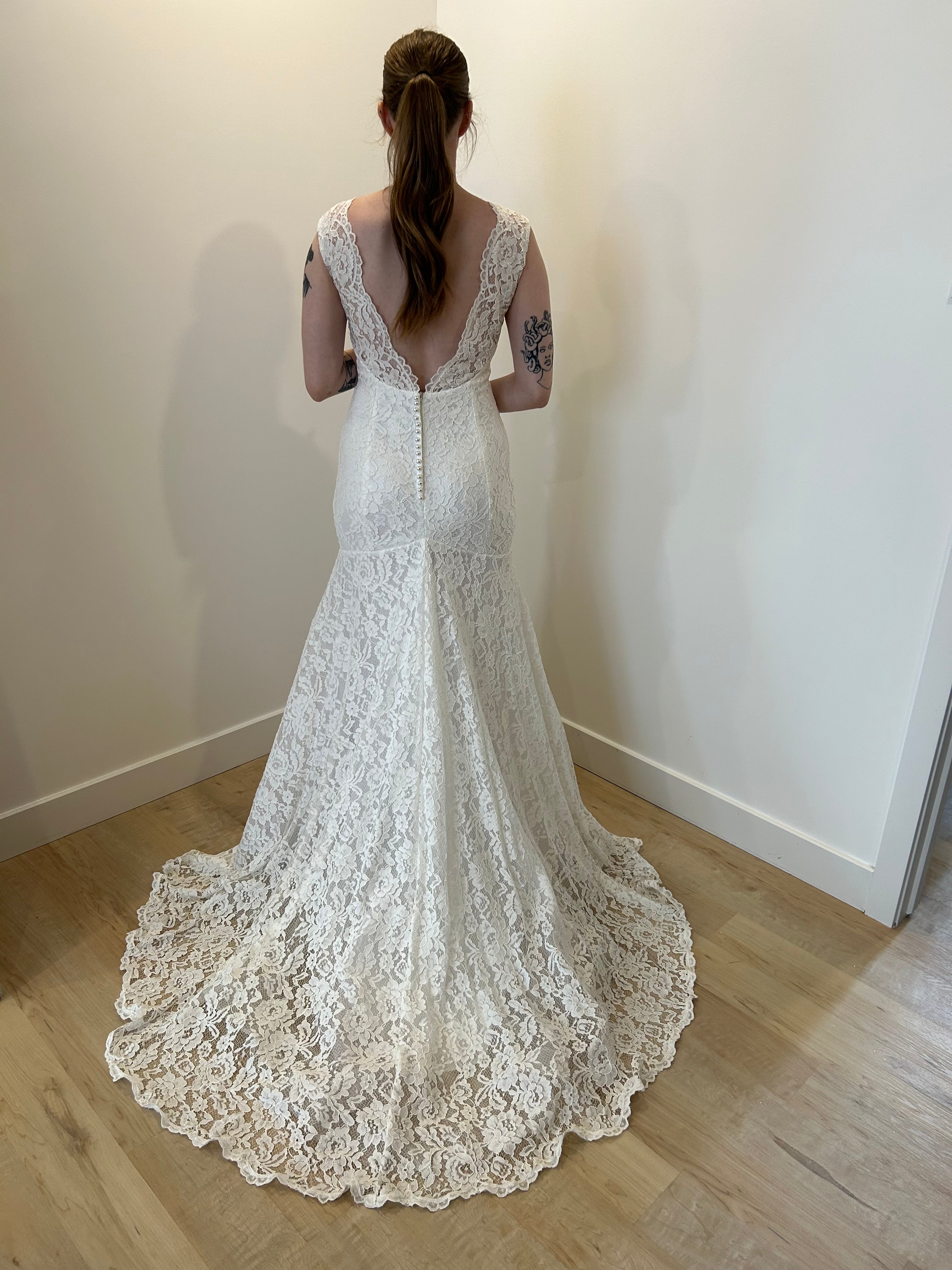 Tilley - robe de mariée ajustée en dentelle avec bretelles larges et dos ouvert en V Tilley - robe de mariée ajustée en dentelle avec bretelles larges et dos ouvert en V