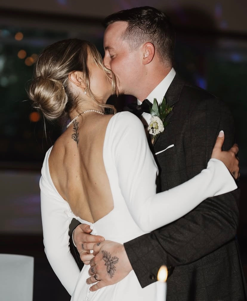 *EXCLUSIVITÉ* Scarlett - robe de mariée moderne ajustée et épurée à encolure carré et manches longues *EXCLUSIVITÉ* Scarlett - robe de mariée moderne ajustée et épurée à encolure carré et manches longues