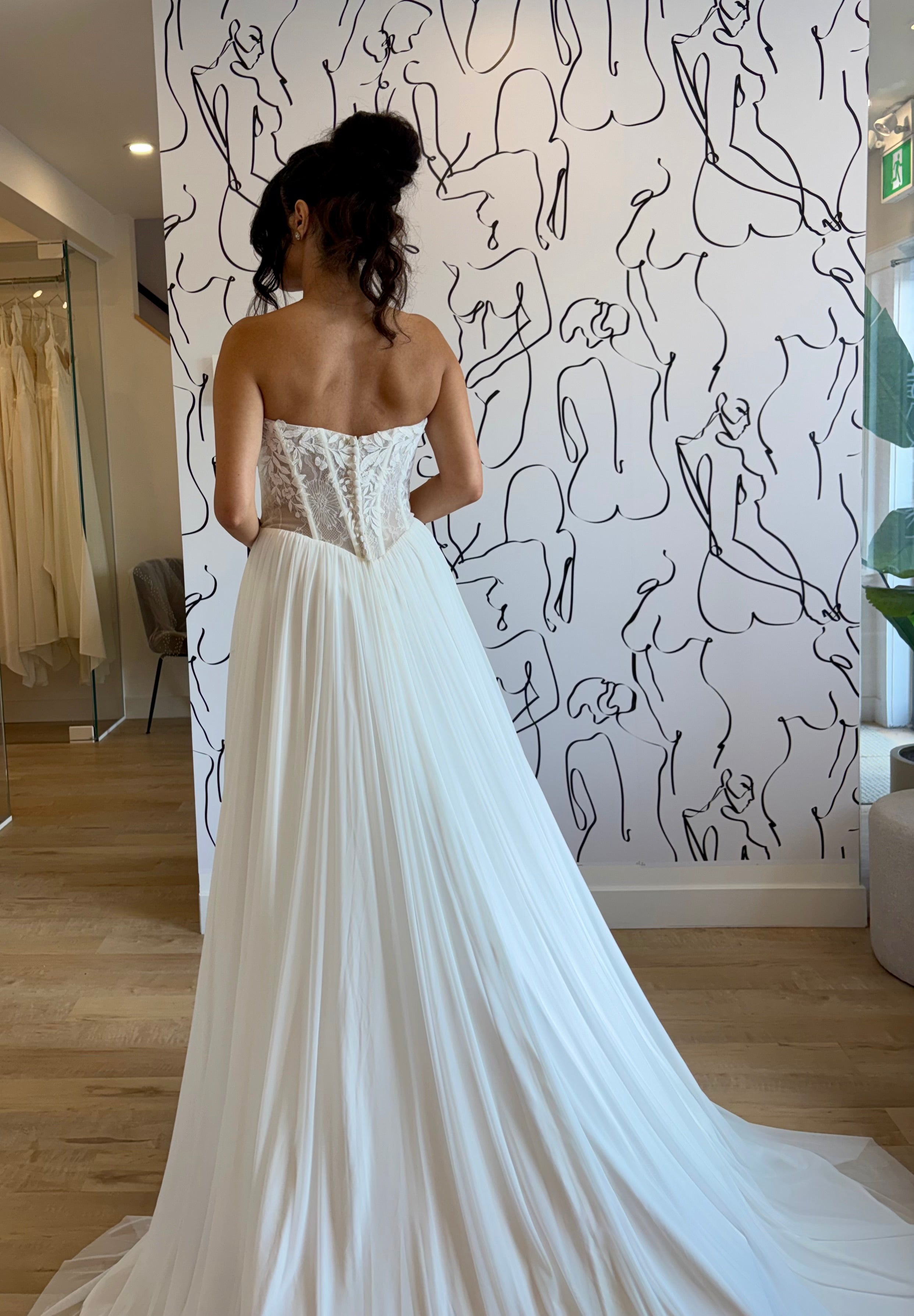 Jules - robe de mariée moderne avec haut corset sans bretelle en dentelle avec jupe de chiffon vaporeuse Jules - robe de mariée moderne avec haut corset sans bretelle en dentelle avec jupe de chiffon vaporeuse