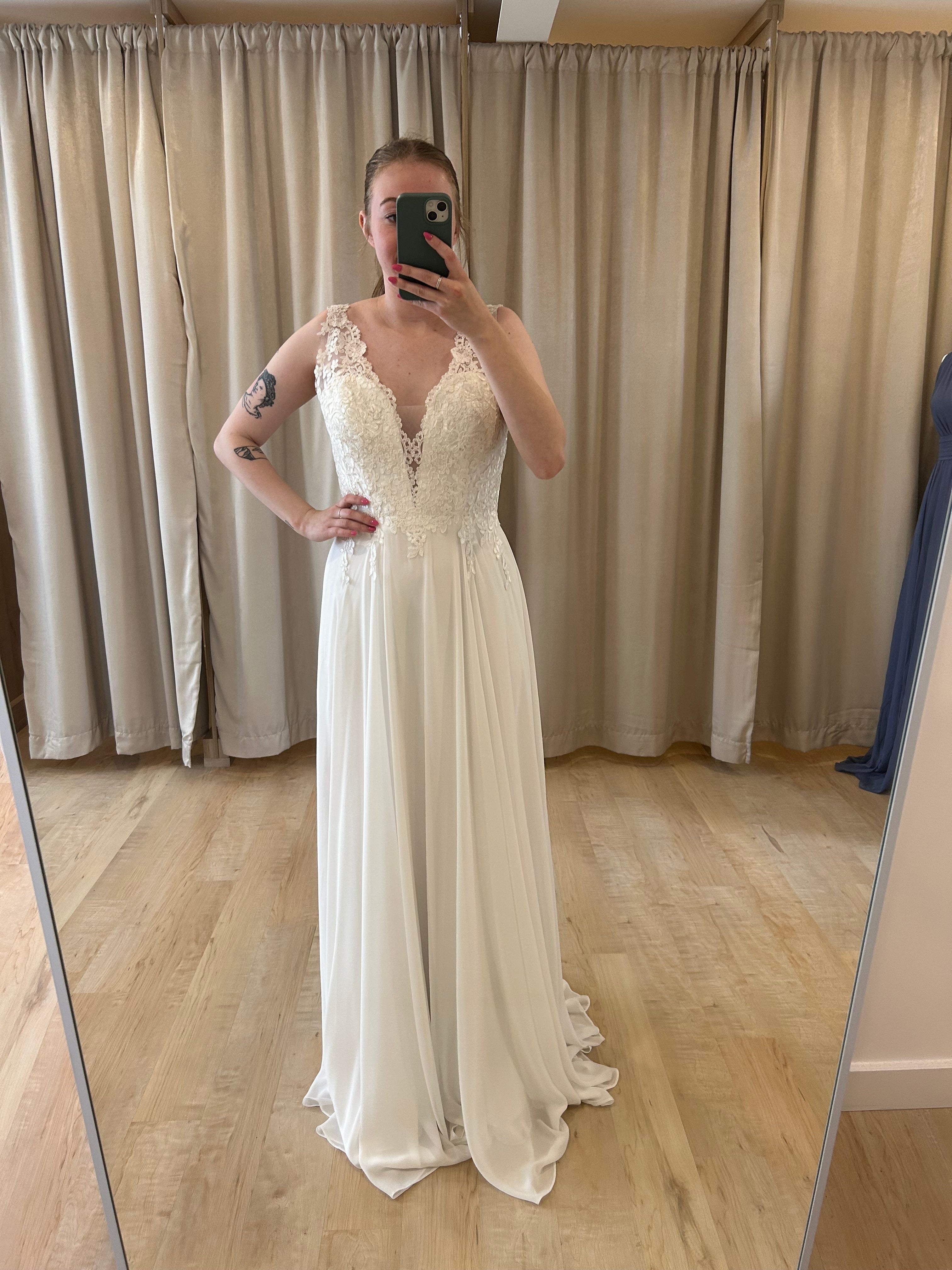 Diana - robe de mariée simple en dentelle et chiffon Diana - robe de mariée simple en dentelle et chiffon