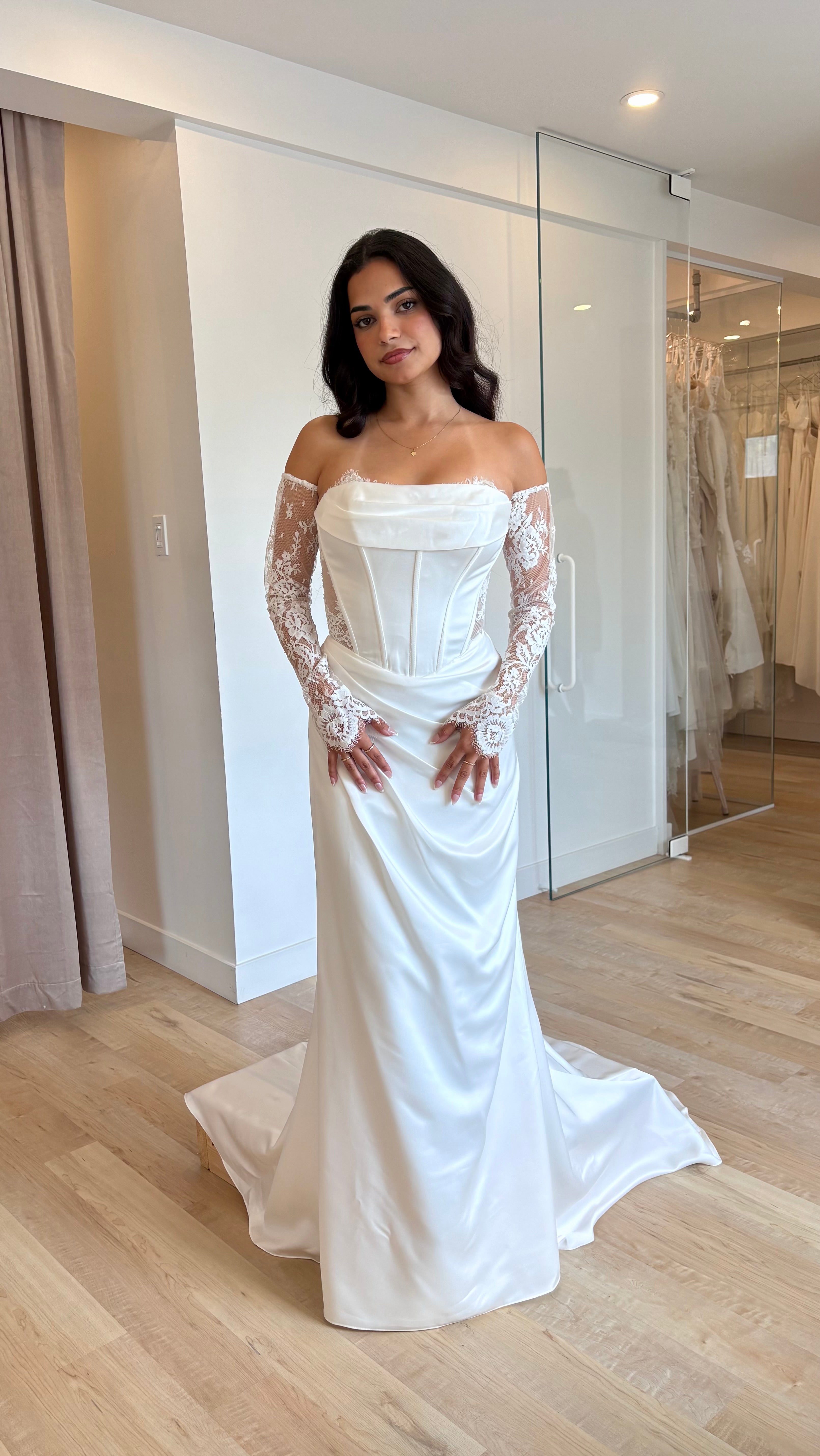 Dora - robe de mariée moderne en satin avec haut corset sans bretelle et gants amovibles Dora - robe de mariée moderne en satin avec haut corset sans bretelle et gants amovibles
