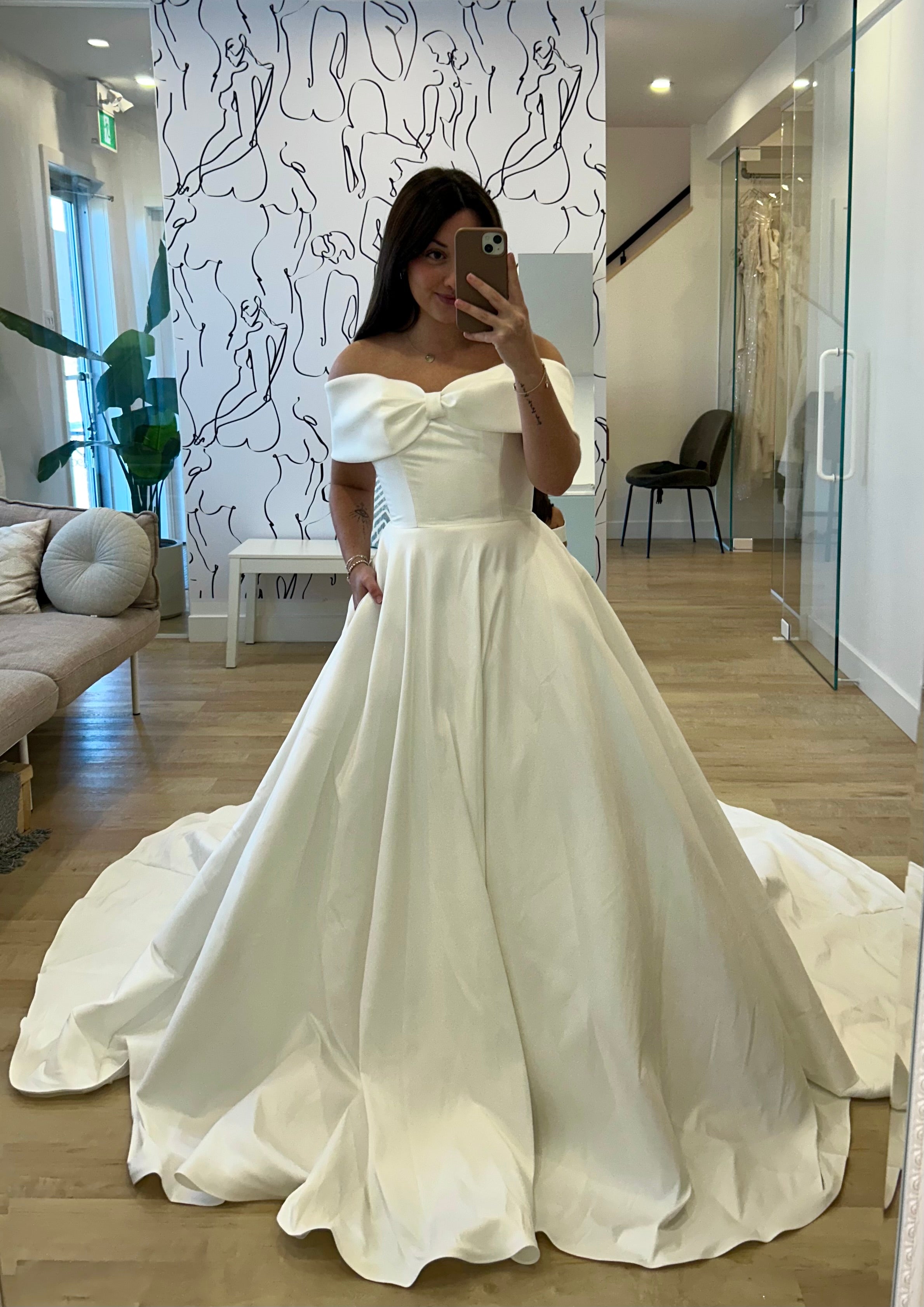 * EXCLUSIVITÉ * Bowton - robe de mariée moderne et classique à bustier off shoulders à boucle statement en tissus satiné avec jupe ample * EXCLUSIVITÉ * Bowton - robe de mariée moderne et classique à bustier off shoulders à boucle statement en tissus satiné avec jupe ample