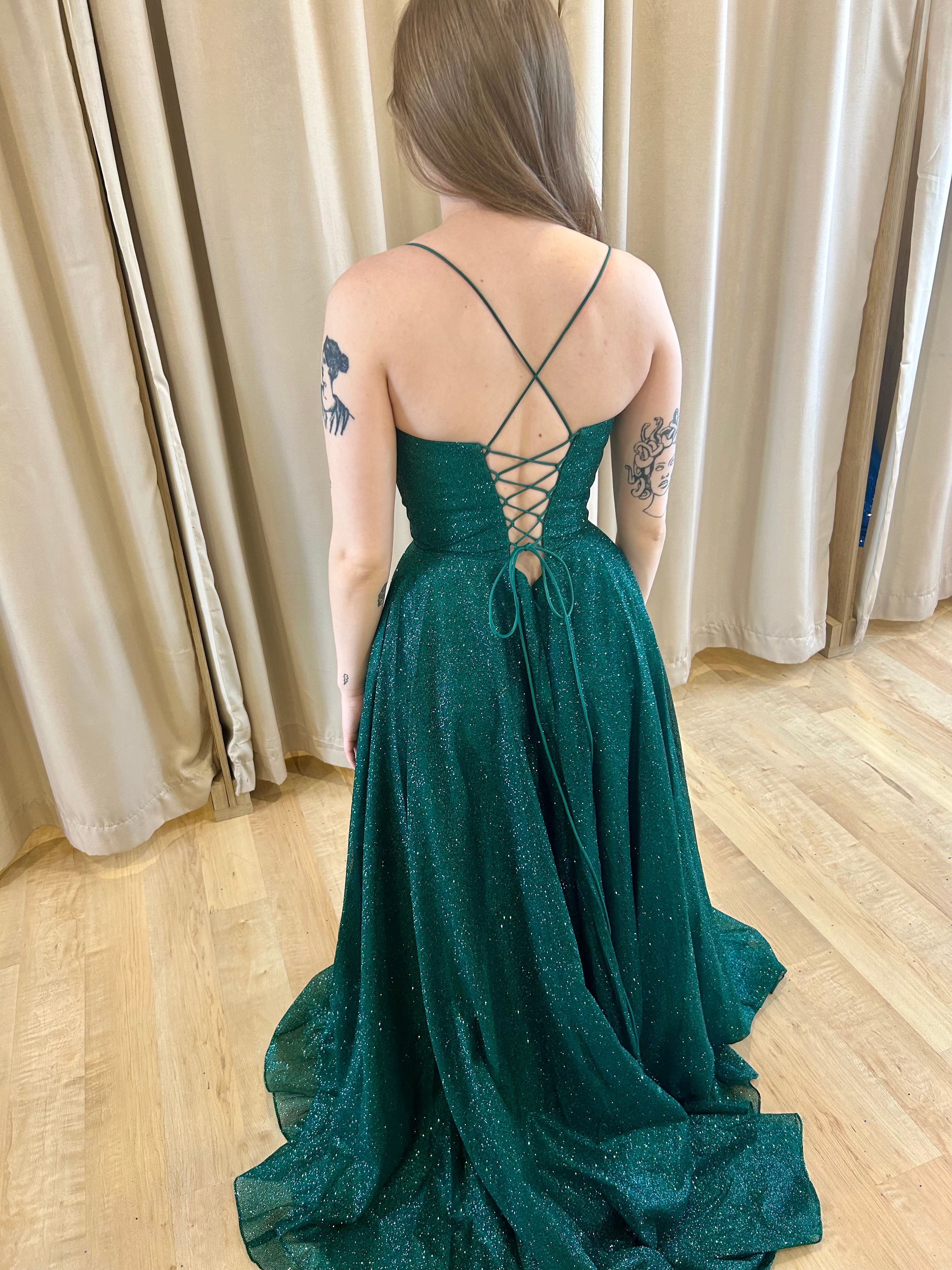 Emmetth - robe longue en tissus brillant à encolure droite de style corset et dos lacé Emmetth - robe longue en tissus brillant à encolure droite de style corset et dos lacé